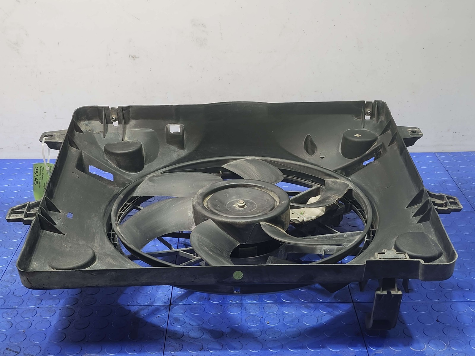 03-05 Lincoln Towncar Engine Cooling Fan Assembly Genuine OEM 3W1Z8C607BD
