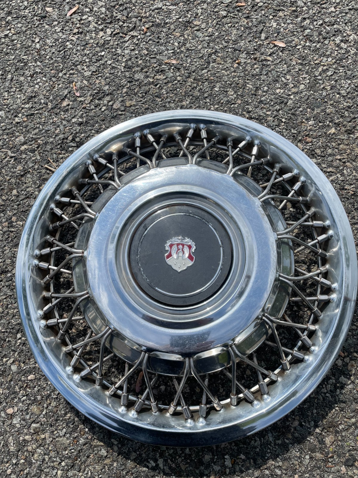 One 1986 to 1987 Oldsmobile 98 Regency 14 inch locking wire spoke hubcap One 1986 to 1987 Oldsmobile 98 Regency 14 inch locking wire spoke hubcap