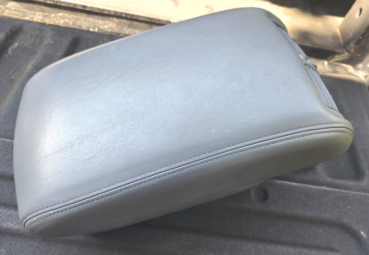 98-00 LEXUS LS400 CENTER CONSOLE ARMREST LID COMPARTMENT STORAGE GRAY OEM 98-00 LEXUS LS400 CENTER CONSOLE ARMREST LID COMPARTMENT STORAGE GRAY OEM