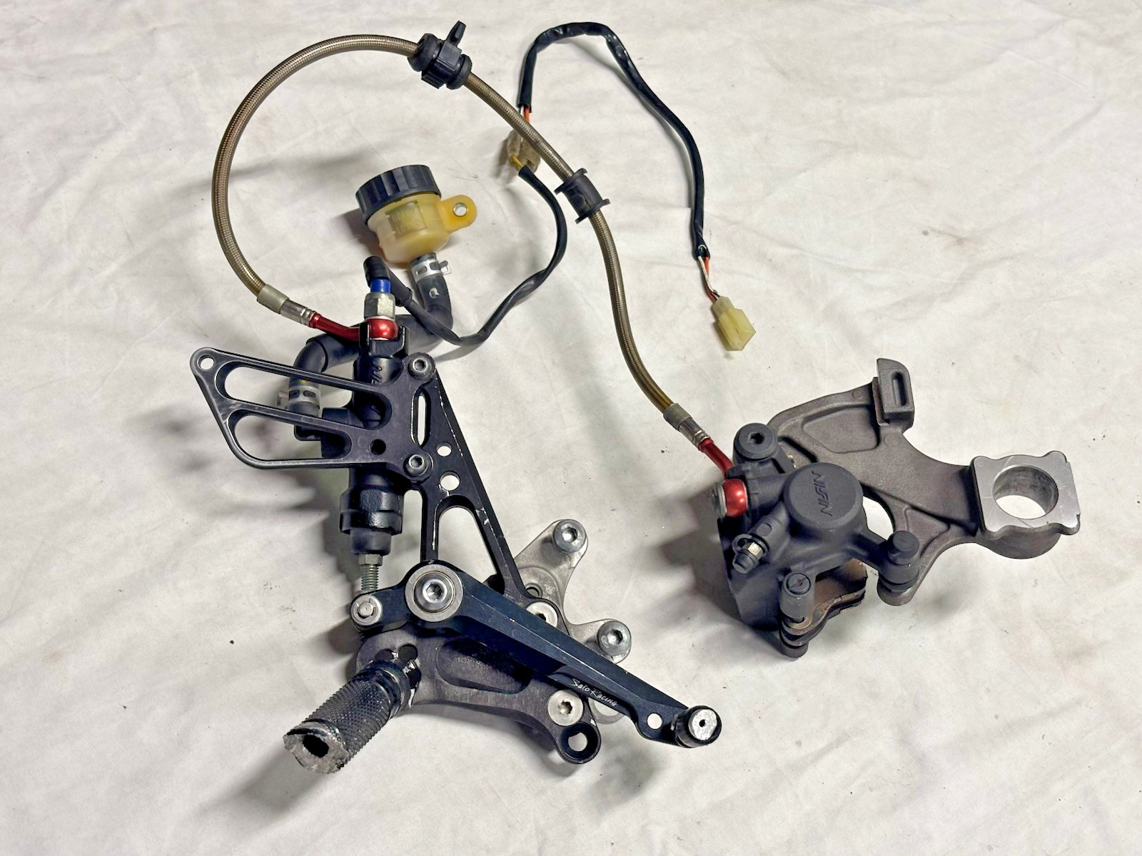 2009 09-16 Suzuki GSXR 1000 RIGHT SIDE REARSET REAR SET CALIPER BRAKE *DAMAGE*