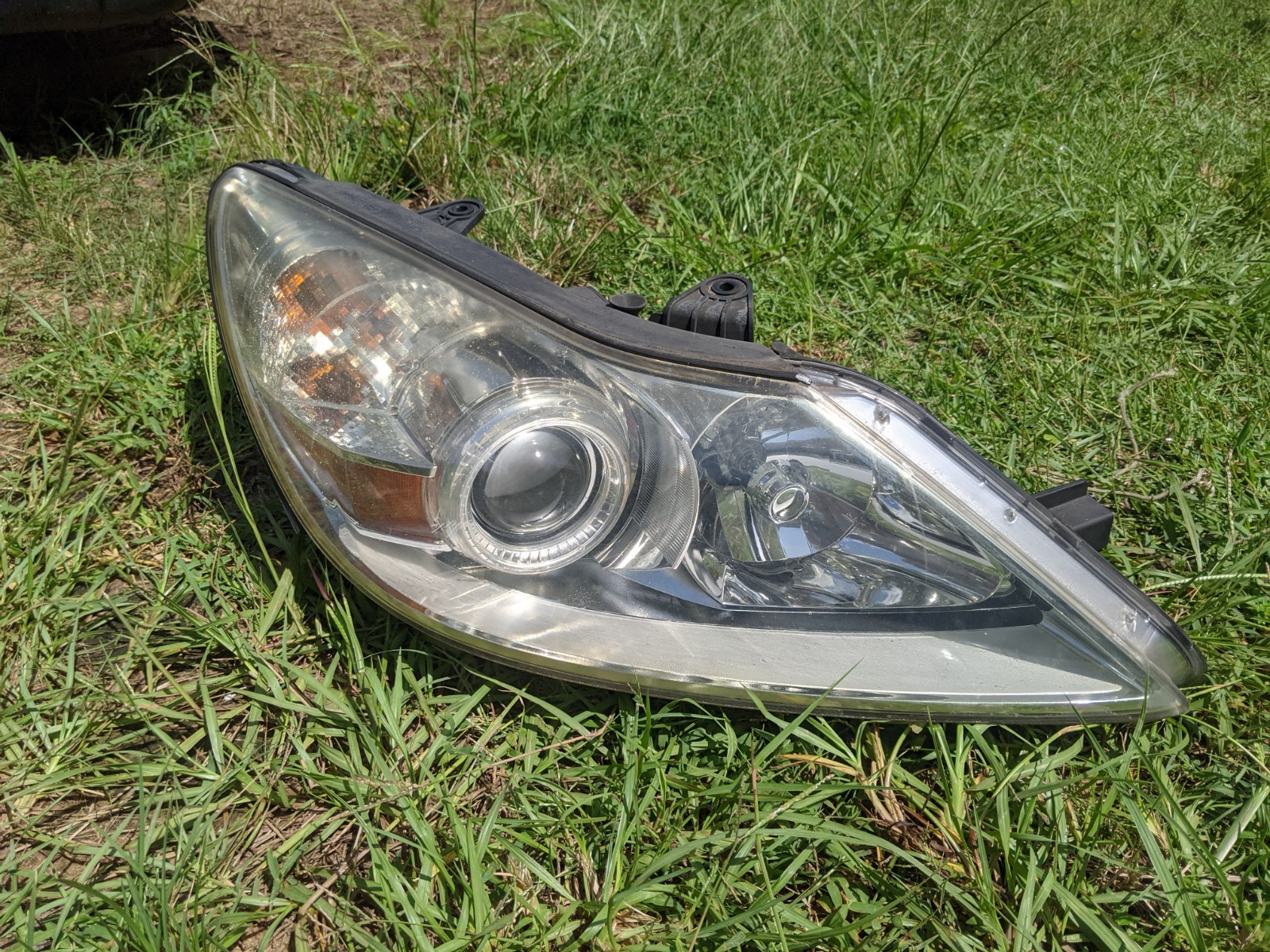 09 10 11 GENESIS SEDAN HALOGEN passneger / right HEADLIGHT, halogen 09 10 11 GENESIS SEDAN HALOGEN passneger / right HEADLIGHT, halogen