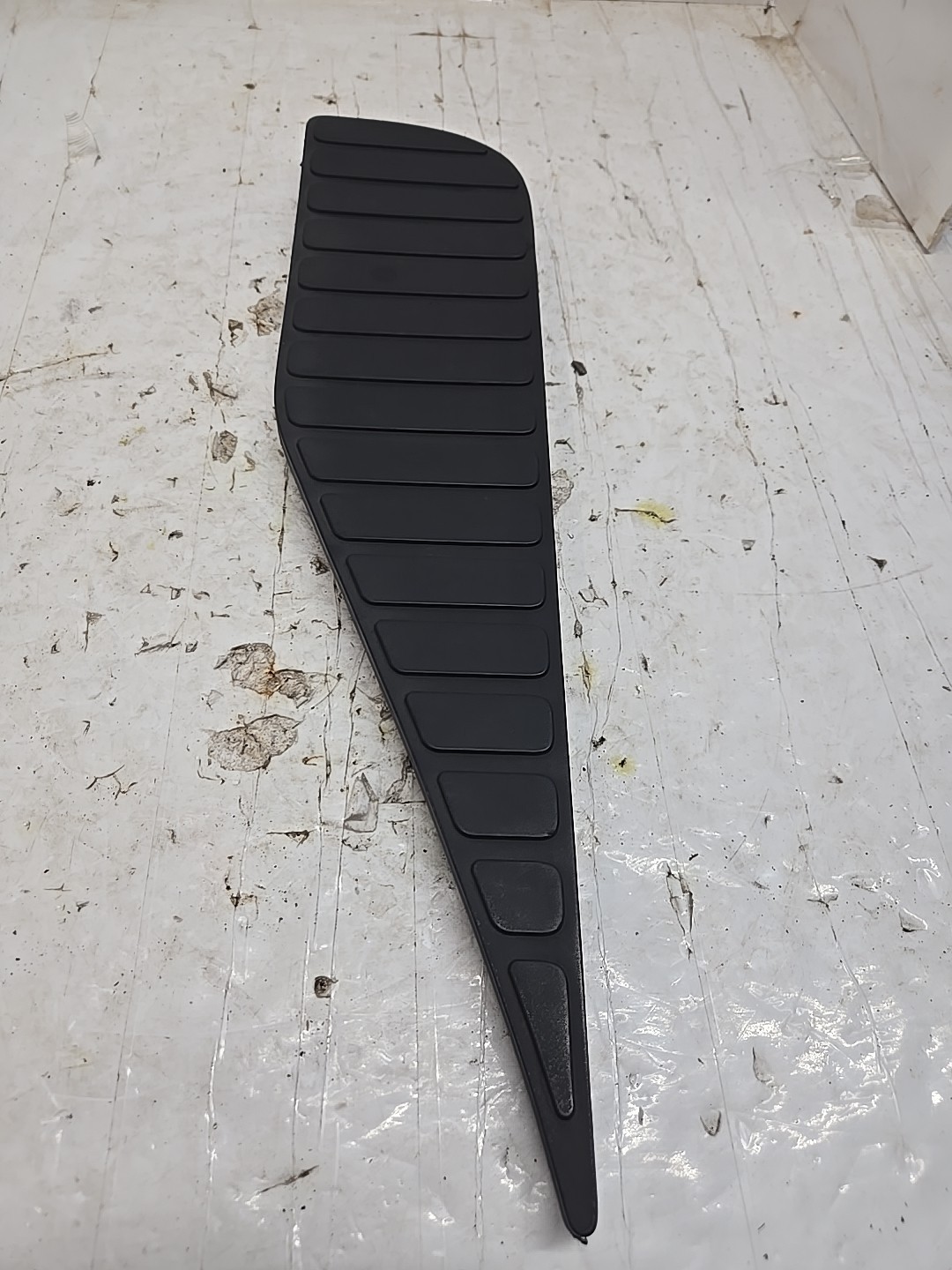 88-98 88-94 Silverado Sierra Stepside Bed Trim Step Pad 15552209B-LH REAR 88-98 88-94 Silverado Sierra Stepside Bed Trim Step Pad 15552209B-LH REAR