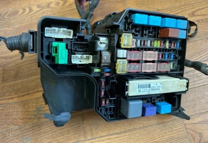 2011-2016 Toyota Sienna Engine Fuse Box Assembly OEM 2011-2016 Toyota Sienna Engine Fuse Box Assembly OEM