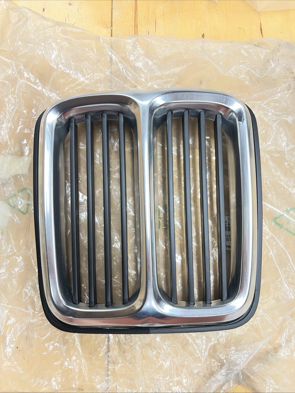BMW E21 320i GRILL FRONT CENTER OEM 1978 1980 1982 1977 1979 1981 1983
