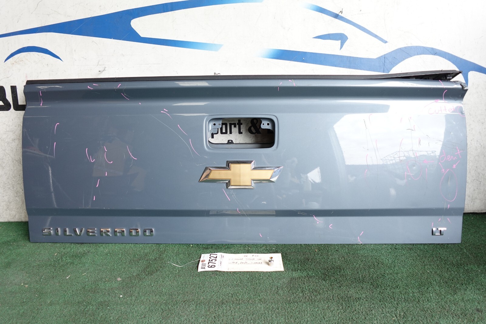 w/damages 2014 2015 2018 CHEVROLET SILVERADO 1500 REAR DOOR TAILGATE OEM AW67527 w/damages 2014 2015 2018 CHEVROLET SILVERADO 1500 REAR DOOR TAILGATE OEM AW67527