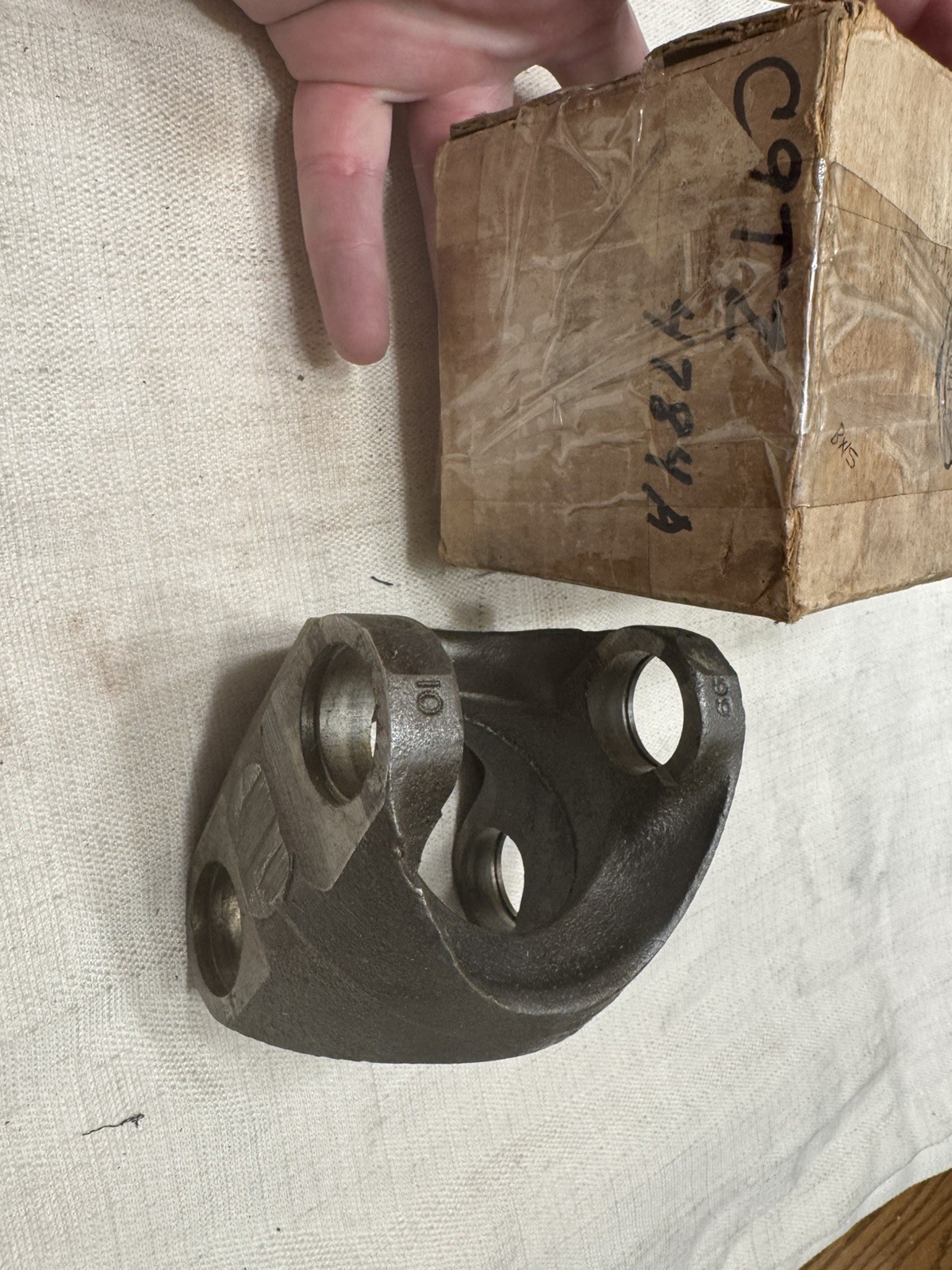 NOS Ford C9TZ-4784-A 1969 Double Cardan Center Yoke NOS Ford C9TZ-4784-A 1969 Double Cardan Center Yoke