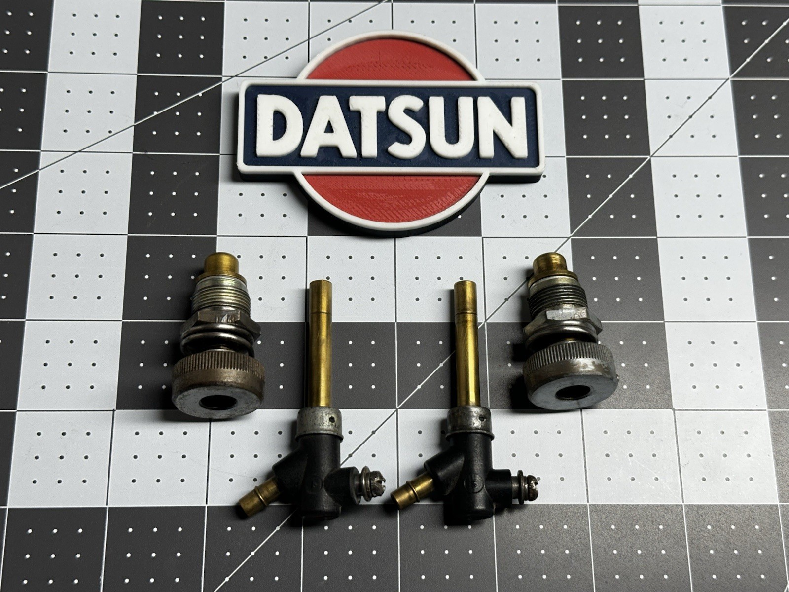 Hitachi HJG46W Fuel Nozzle Guide Assembly Pair 1970-71 4 Screw Round Top Used Hitachi HJG46W Fuel Nozzle Guide Assembly Pair 1970-71 4 Screw Round Top Used