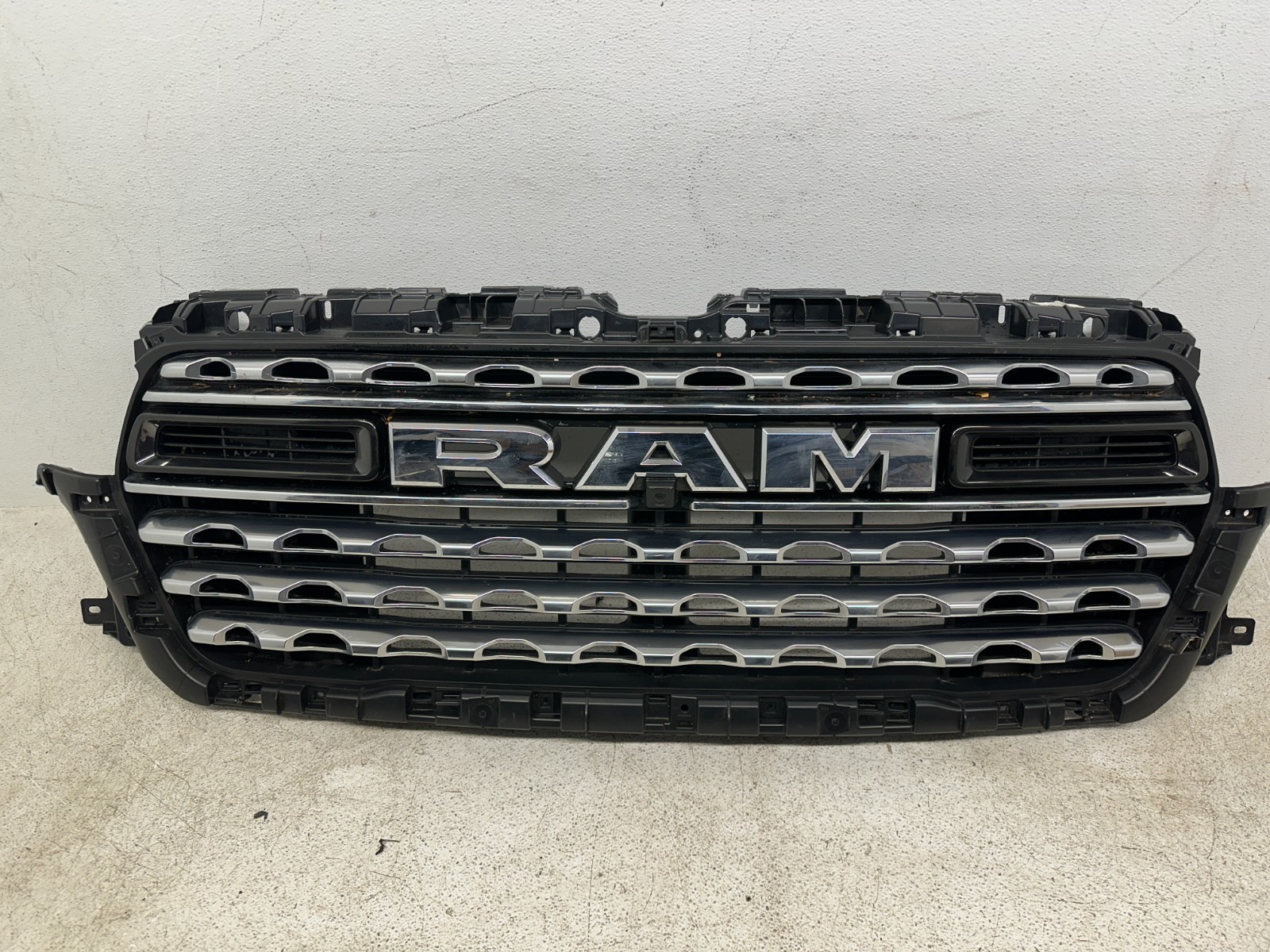 2025-2026 RAM 1500 FRONT UPPER CENTER RADIATOR GRILLE GRILL W/ EMBLEM BADGE OEM 2025-2026 RAM 1500 FRONT UPPER CENTER RADIATOR GRILLE GRILL W/ EMBLEM BADGE OEM