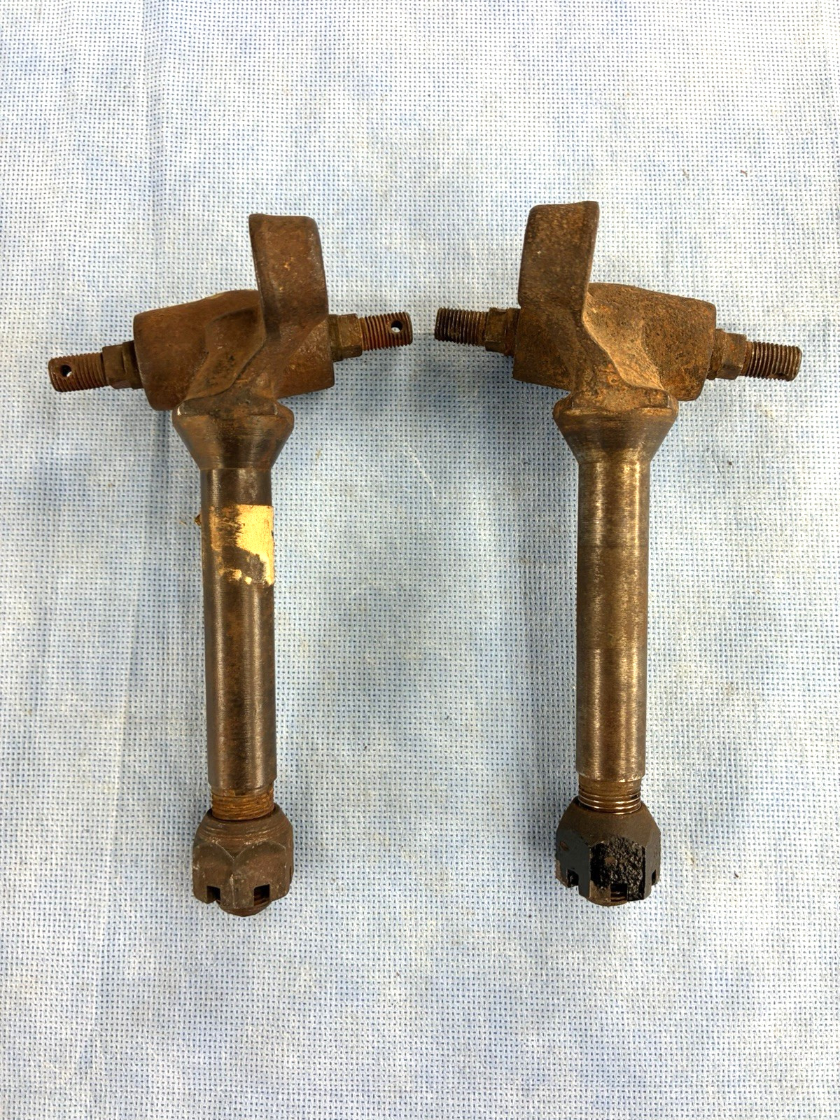 1940-1941 Ford FRONT AXLE PERCH BOLTS 1 NOS/1 Used Flathead Sway Bar Pins Deluxe 1940-1941 Ford FRONT AXLE PERCH BOLTS 1 NOS/1 Used Flathead Sway Bar Pins Deluxe