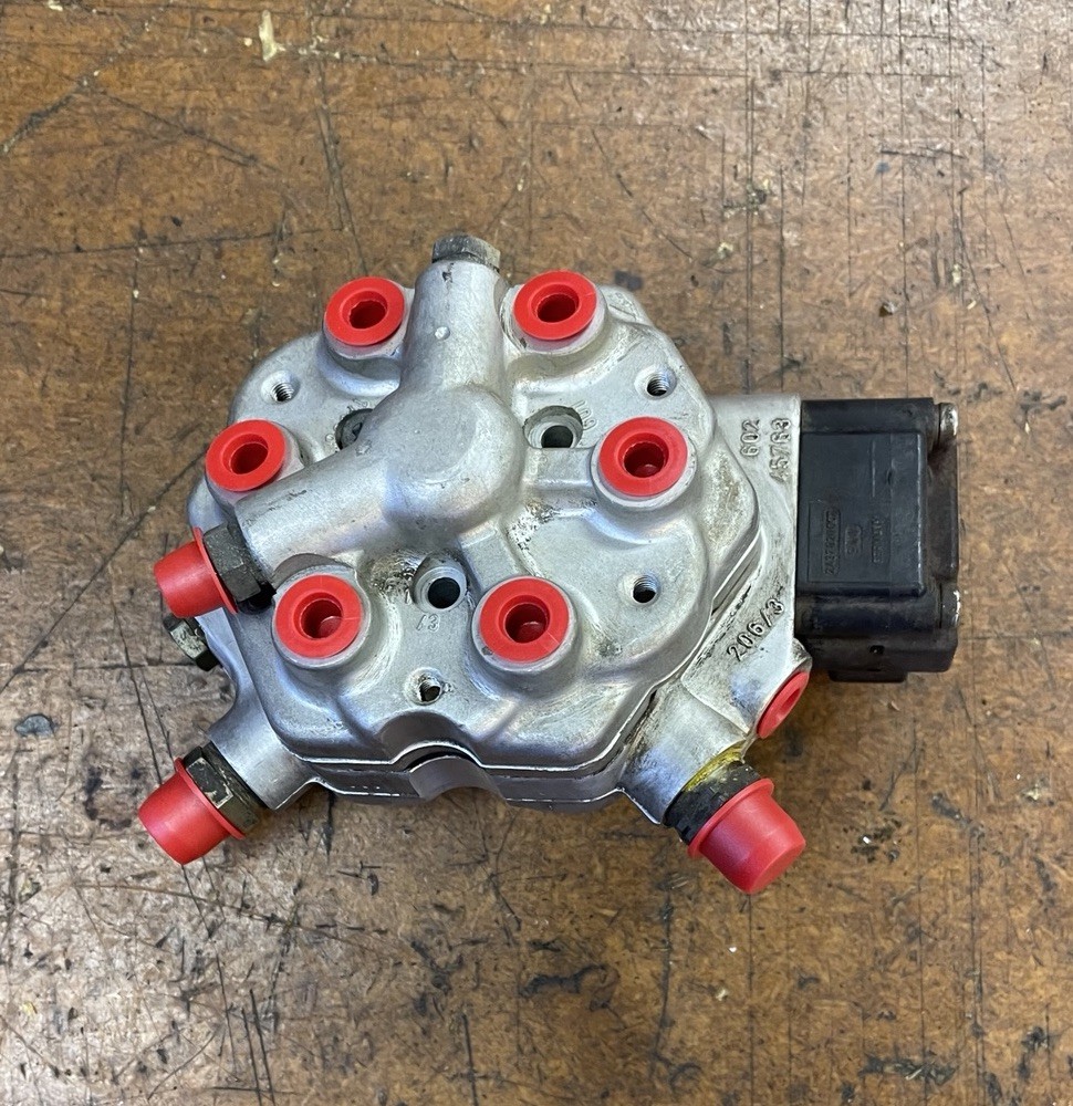 1986-1993 Mercedes W201 190E 260E 300E 300SE Fuel Distributor 0438101012 1986-1993 Mercedes W201 190E 260E 300E 300SE Fuel Distributor 0438101012