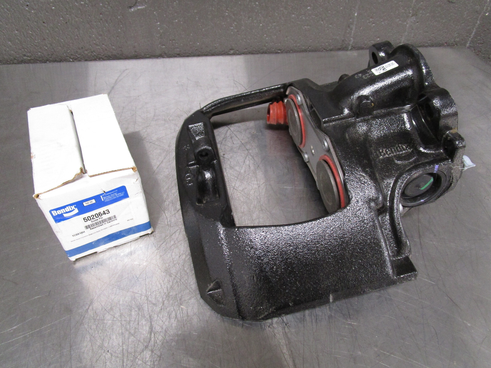 NEW Bendix 10037305 KIT BRAKE CURB SIDE CALIPER K081152 w/ PIN 5020643 AIR DISC NEW Bendix 10037305 KIT BRAKE CURB SIDE CALIPER K081152 w/ PIN 5020643 AIR DISC