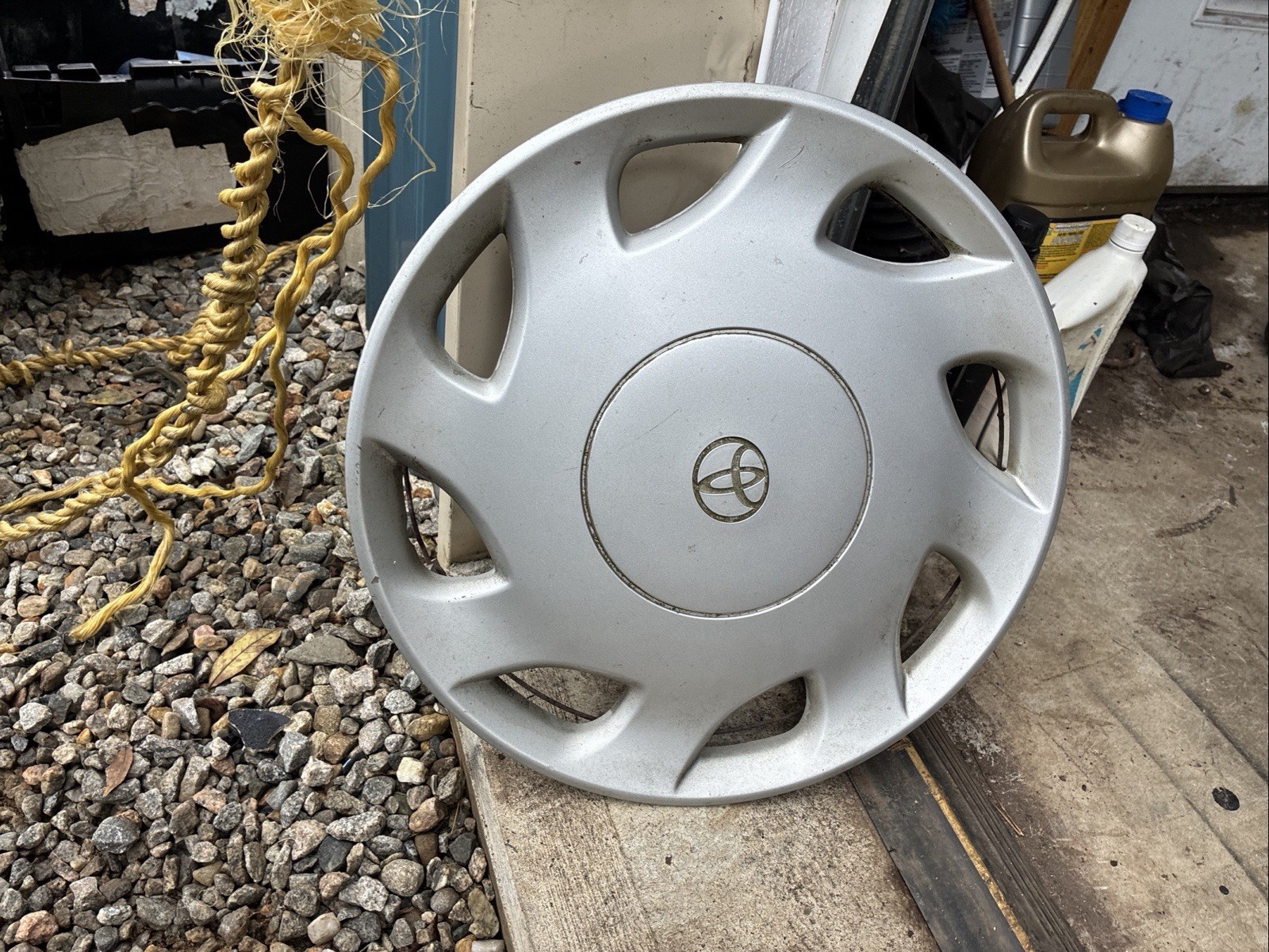 OEM 1998-2000 TOYOTA SIENNA 15” wheel cover Hubcap #42621-AE010  