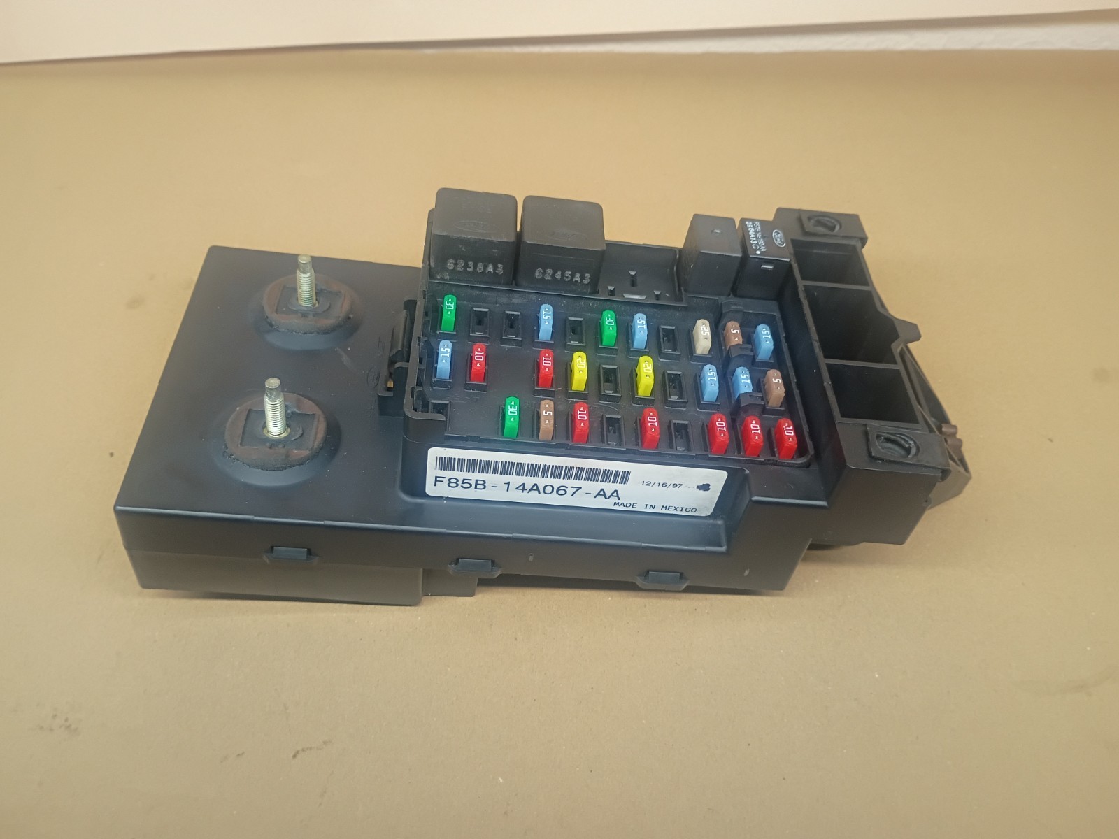 1997-1998 FORD F150 UNDER DASH FUSE BOX P/N F85B-14A067-AA 1997-1998 FORD F150 UNDER DASH FUSE BOX P/N F85B-14A067-AA