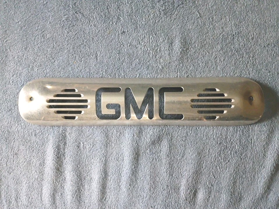 99-06 GMC SIERRA 3RD High Brake Light Lamp Trim Cover Polished Aluminum 99-06 GMC SIERRA 3RD High Brake Light Lamp Trim Cover Polished Aluminum