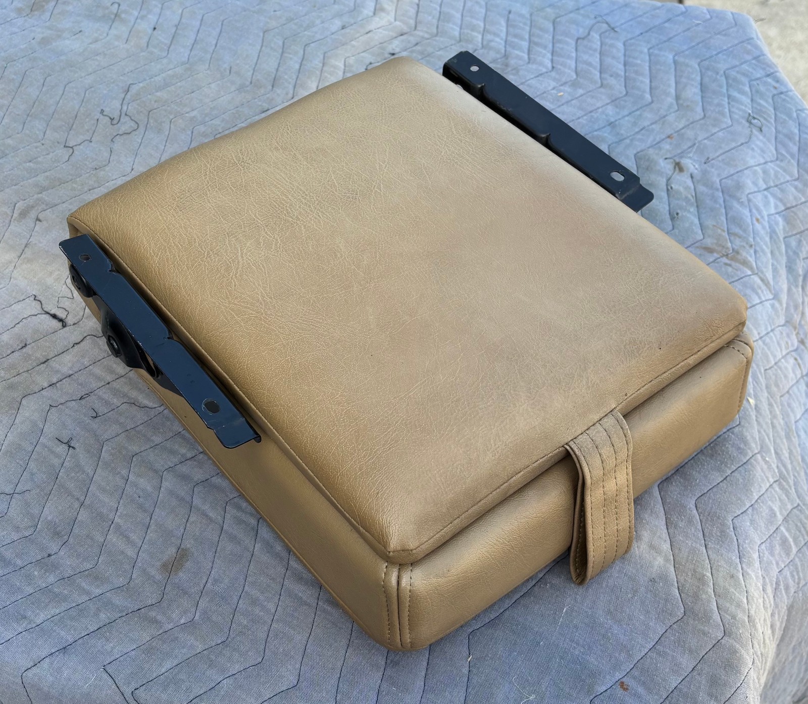 1989-1995 Volvo 740 940 960 Sedan Rear Seat Center Arm Rest Beige Leather OEM 1989-1995 Volvo 740 940 960 Sedan Rear Seat Center Arm Rest Beige Leather OEM