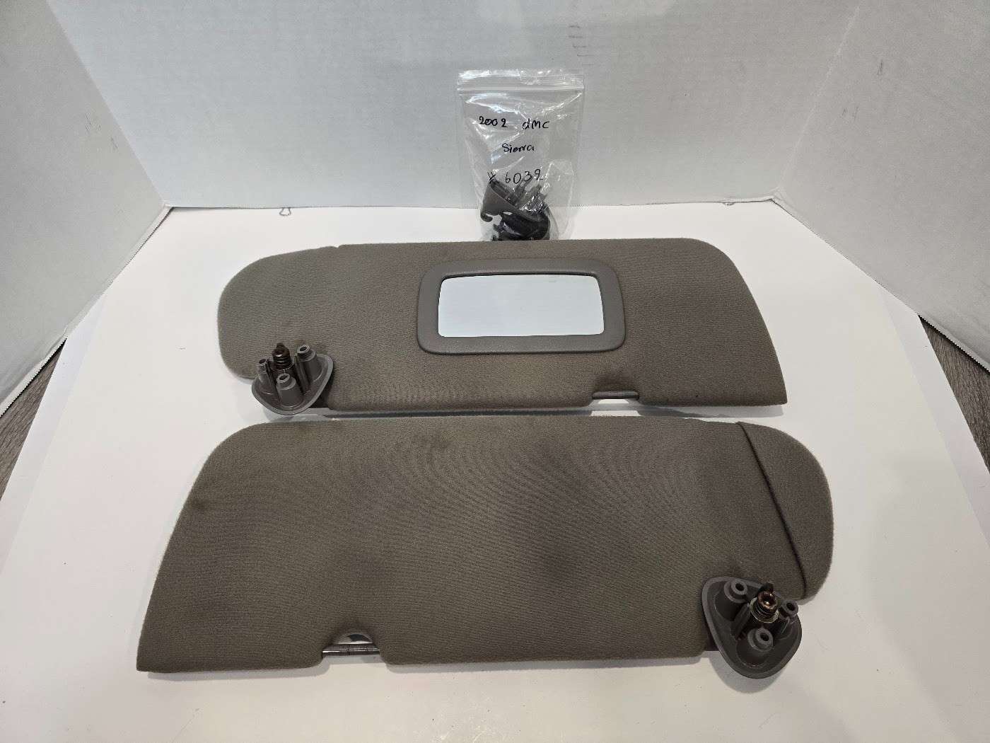 2000 - 06 Yukon Tahoe Avalanche Suburban Silverado Sun Visor Set Pair Gray B404