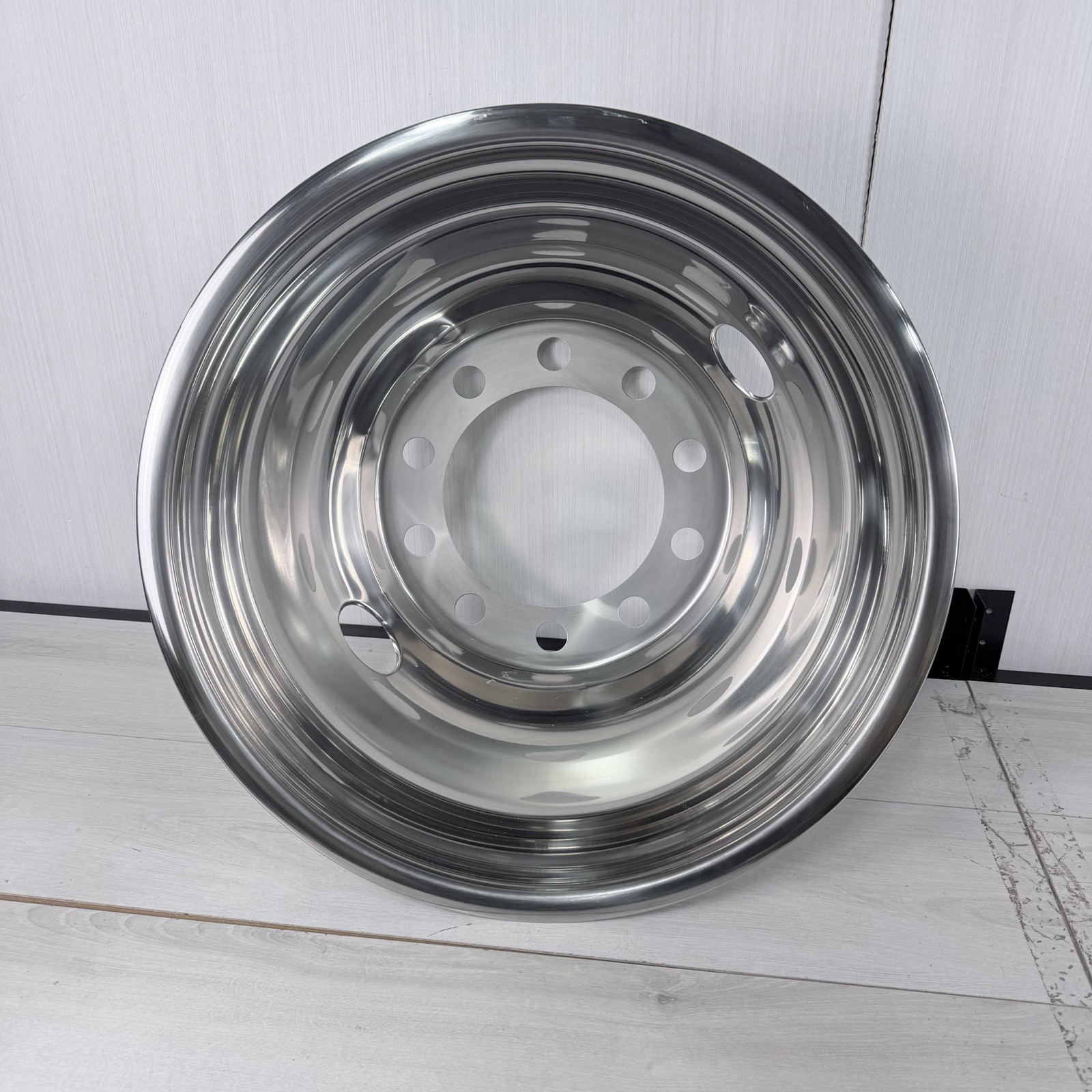 United Pacific 20355 Wheel Cover 22.5 United Pacific 20355 Wheel Cover 22.5