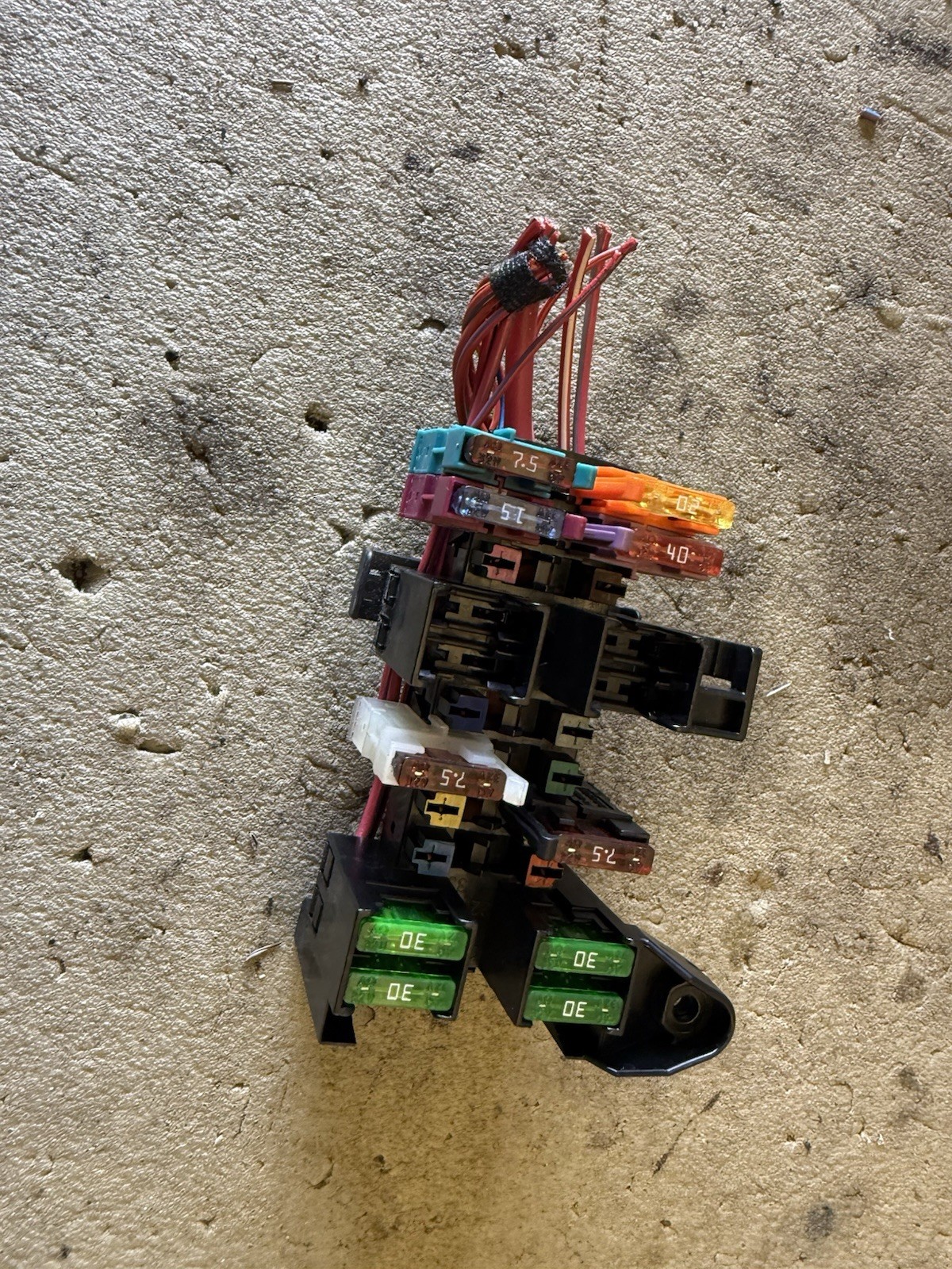 01-06 Mercedes W203 C230 Fuse Module Wiring Connector 2035400050 Oem 01-06 Mercedes W203 C230 Fuse Module Wiring Connector 2035400050 Oem