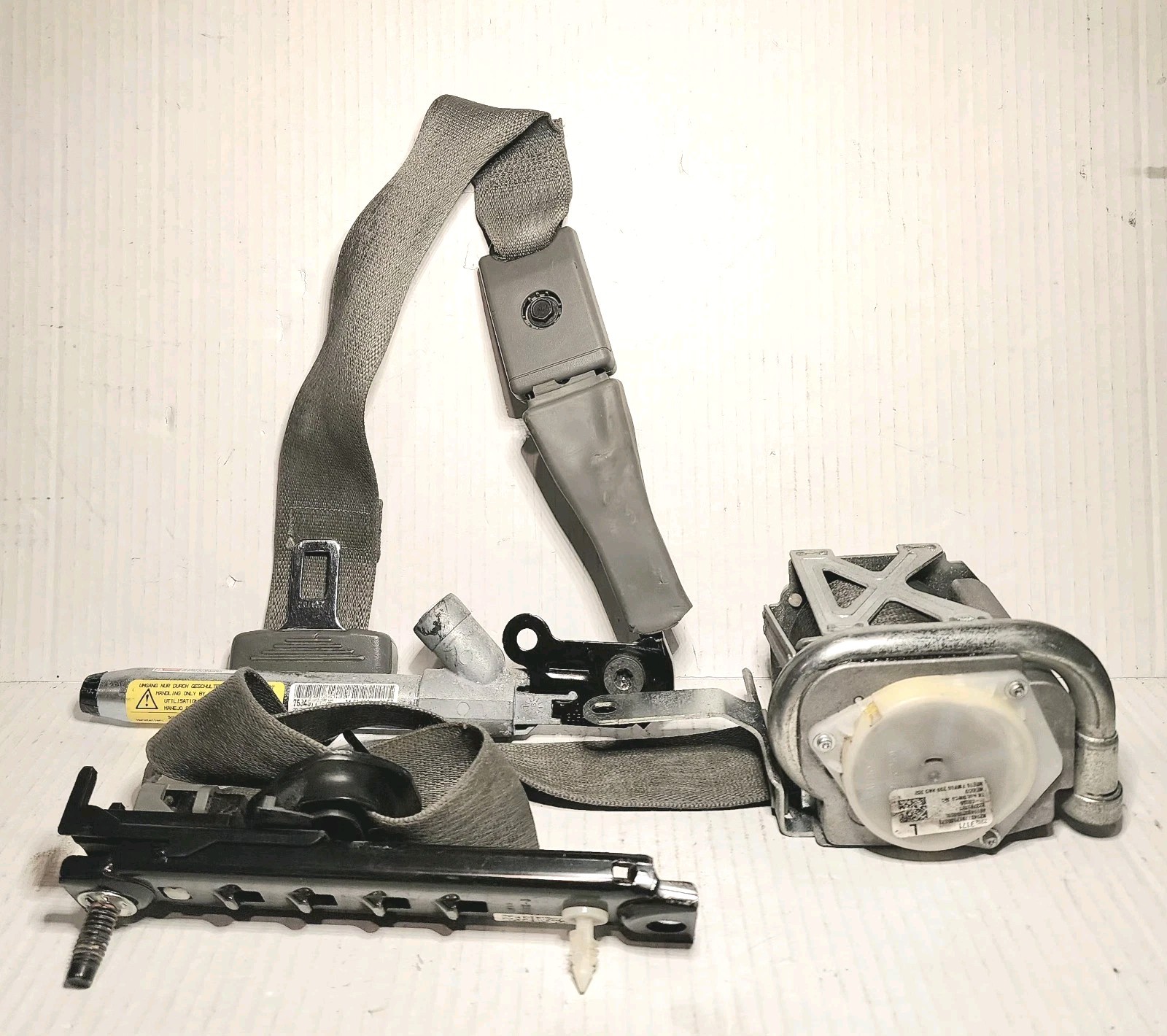 2011-17 Buick LaCrosse Regal Chevy Malibu Front Left Seat Belt Titanium 19257946 2011-17 Buick LaCrosse Regal Chevy Malibu Front Left Seat Belt Titanium 19257946
