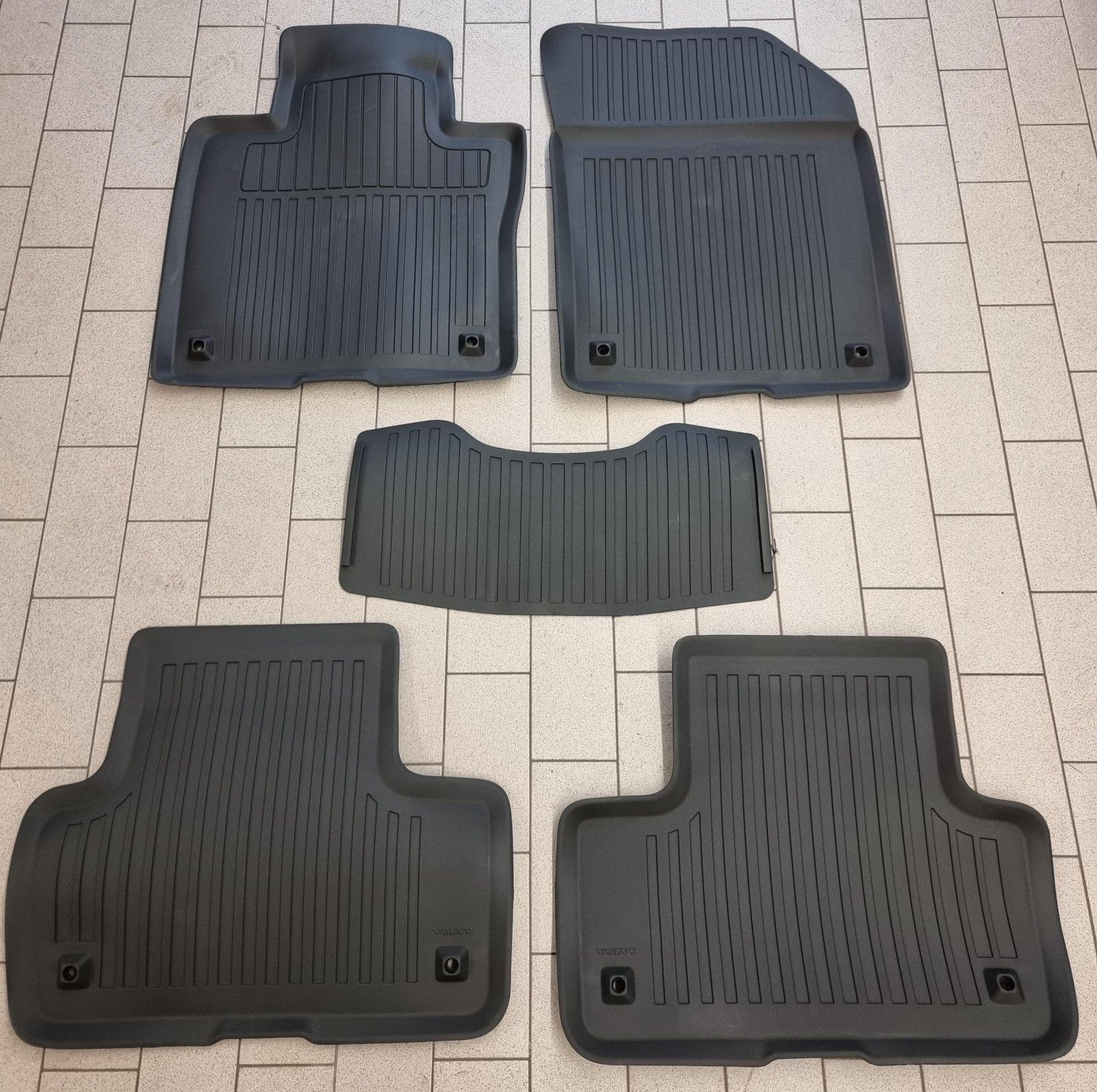 2018-2026 Genuine Volvo XC60 All Weather Rubber Floor Mats 5pc OEM NEW 32332378
