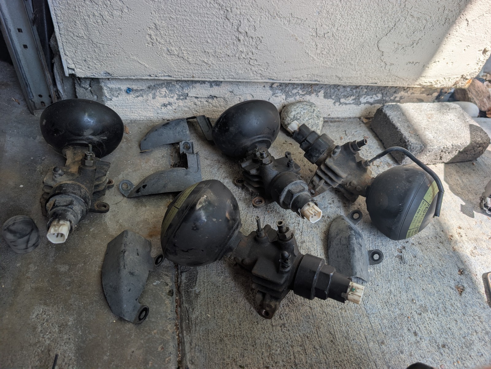 1998-2007 Lexus LX470 AHC Suspension Control Accumulator w/ Valve 4pc Set OEM 1998-2007 Lexus LX470 AHC Suspension Control Accumulator w/ Valve 4pc Set OEM