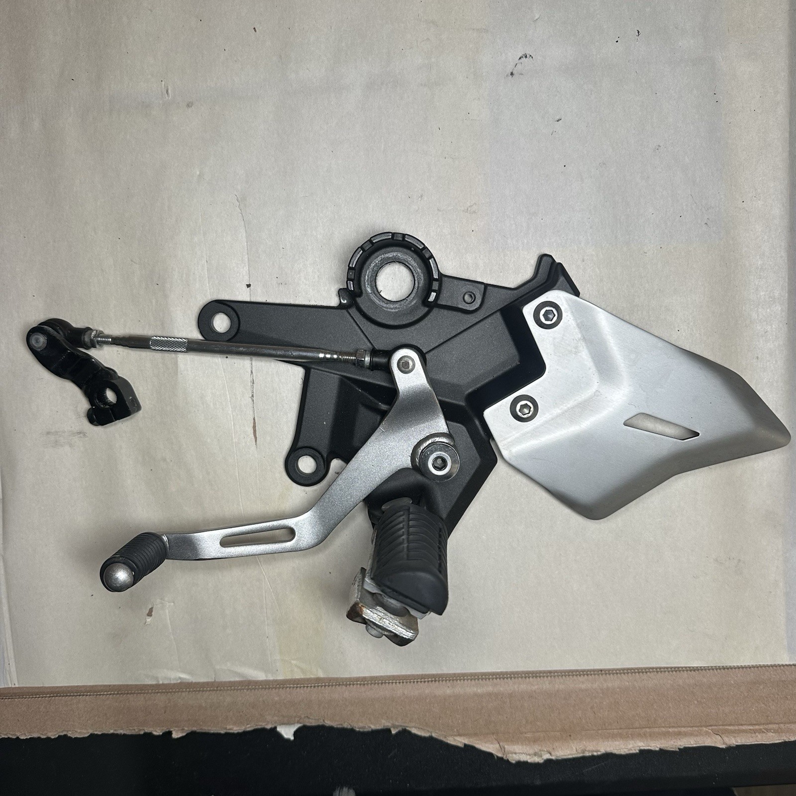 17-19 KAWASAKI NINJA EX650 Z650 LEFT REARSET REAR SET FOOT PEG SHIFTER OEM 17-19 KAWASAKI NINJA EX650 Z650 LEFT REARSET REAR SET FOOT PEG SHIFTER OEM