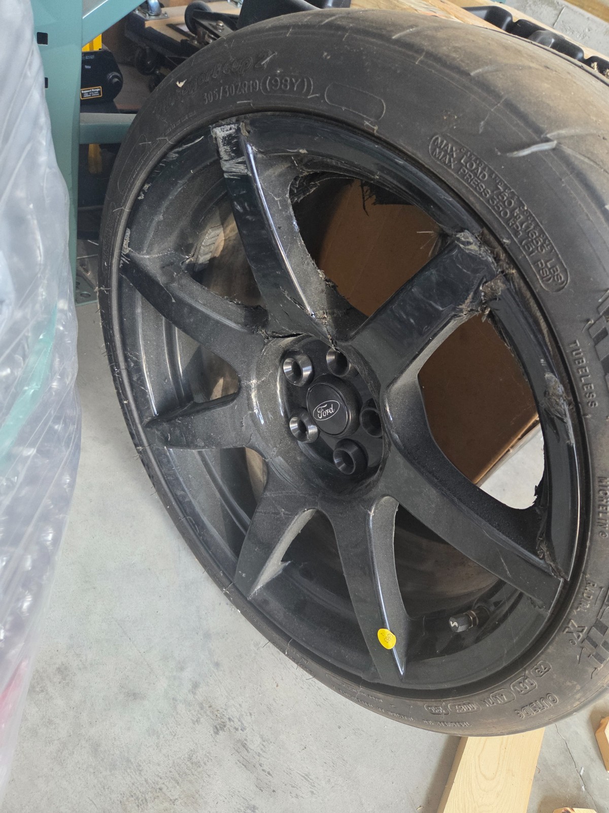 Ford Mustang Shelby GT350R Carbon Fiber OEM Wheel rim damaged dislay Ford Mustang Shelby GT350R Carbon Fiber OEM Wheel rim damaged dislay