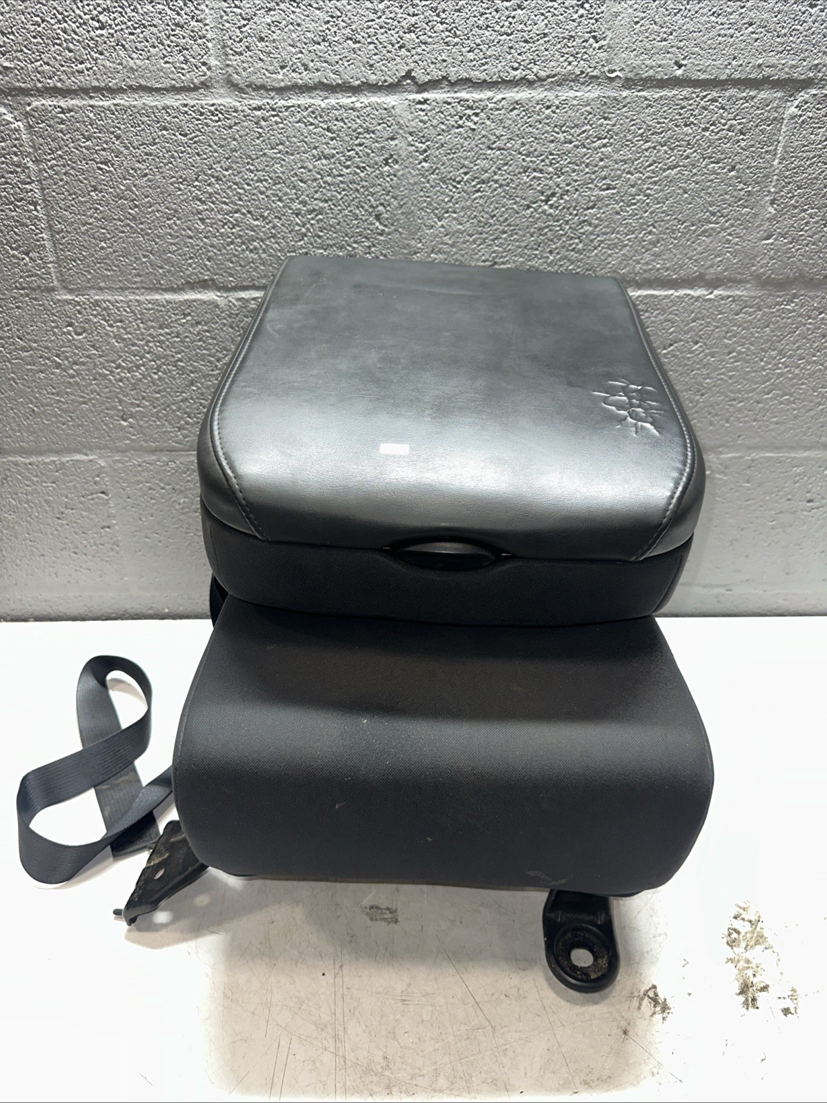 OEM 2009-2012 DODGE RAM 1500 Front Center Console Jump Seat OEM 2009-2012 DODGE RAM 1500 Front Center Console Jump Seat