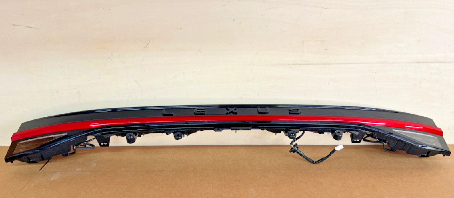 NICE OEM 2024-2026 LEXUS TX350 TX500h TX550h CENTER LIFT GATE MOUNT TAIL LIGHT NICE OEM 2024-2026 LEXUS TX350 TX500h TX550h CENTER LIFT GATE MOUNT TAIL LIGHT