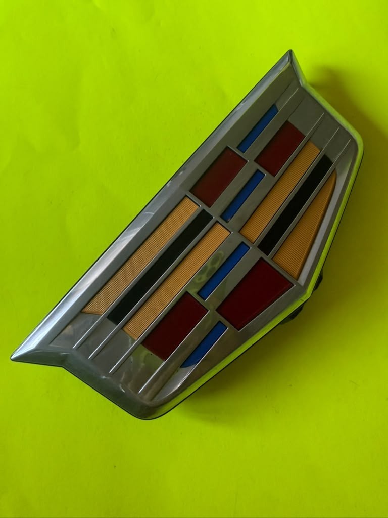 21 24 CADILLAC ESCALADE FRONT GRILLE BACKING BASE EMBLEM 84514358 21 24 CADILLAC ESCALADE FRONT GRILLE BACKING BASE EMBLEM 84514358