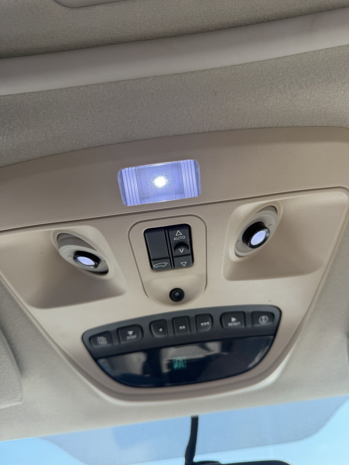 🔥07-09 Chrysler Aspen Dodge Durango Overhead Dome Light Lamp Console Tan OEM 🔥07-09 Chrysler Aspen Dodge Durango Overhead Dome Light Lamp Console Tan OEM