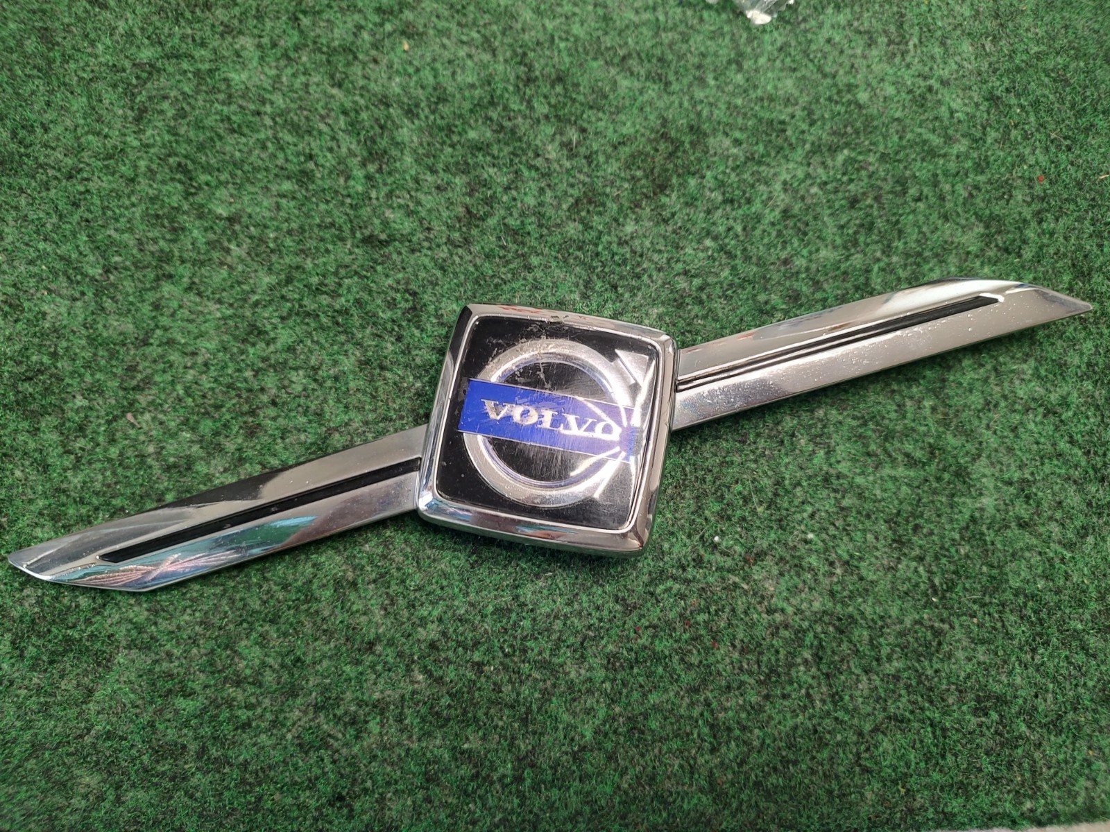 2000-2004 Volvo C70 Trim Plate Moulding Emblem Name Plate Badge Logo 9190778 4S3 2000-2004 Volvo C70 Trim Plate Moulding Emblem Name Plate Badge Logo 9190778 4S3