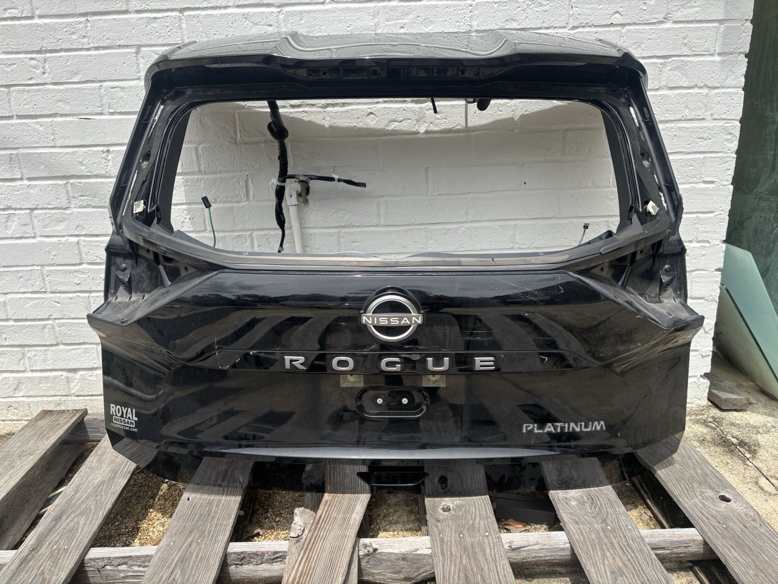 2021 - 2025 NISSAN ROGUE TAILGATE LIFTGATE SHELL W/O GLASS OEM *DAMAGED* LOCAL