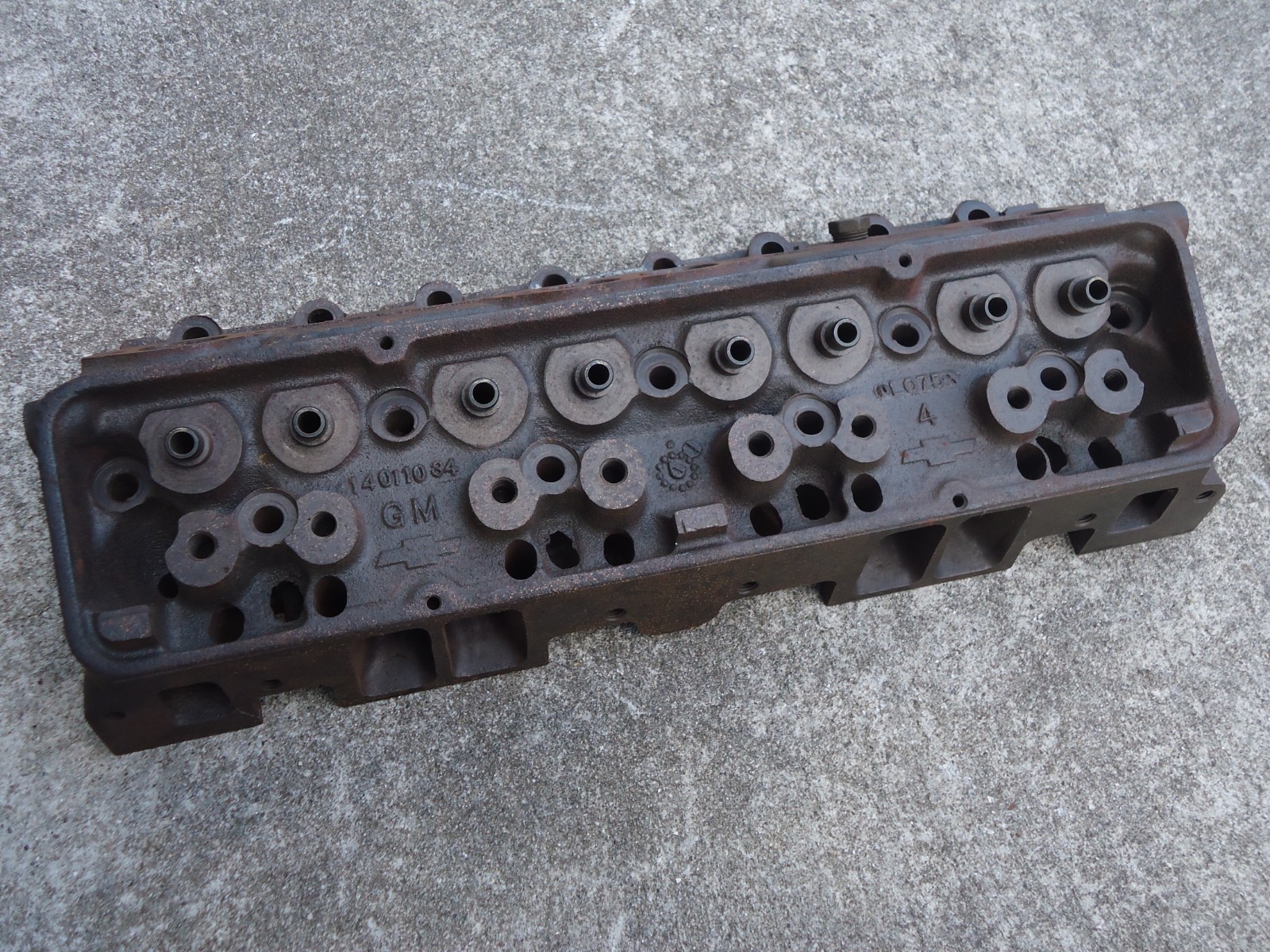 GM Cylinder Head 14011034 Small Block Chevy Chevrolet Bowtie Angle Plug Cracked