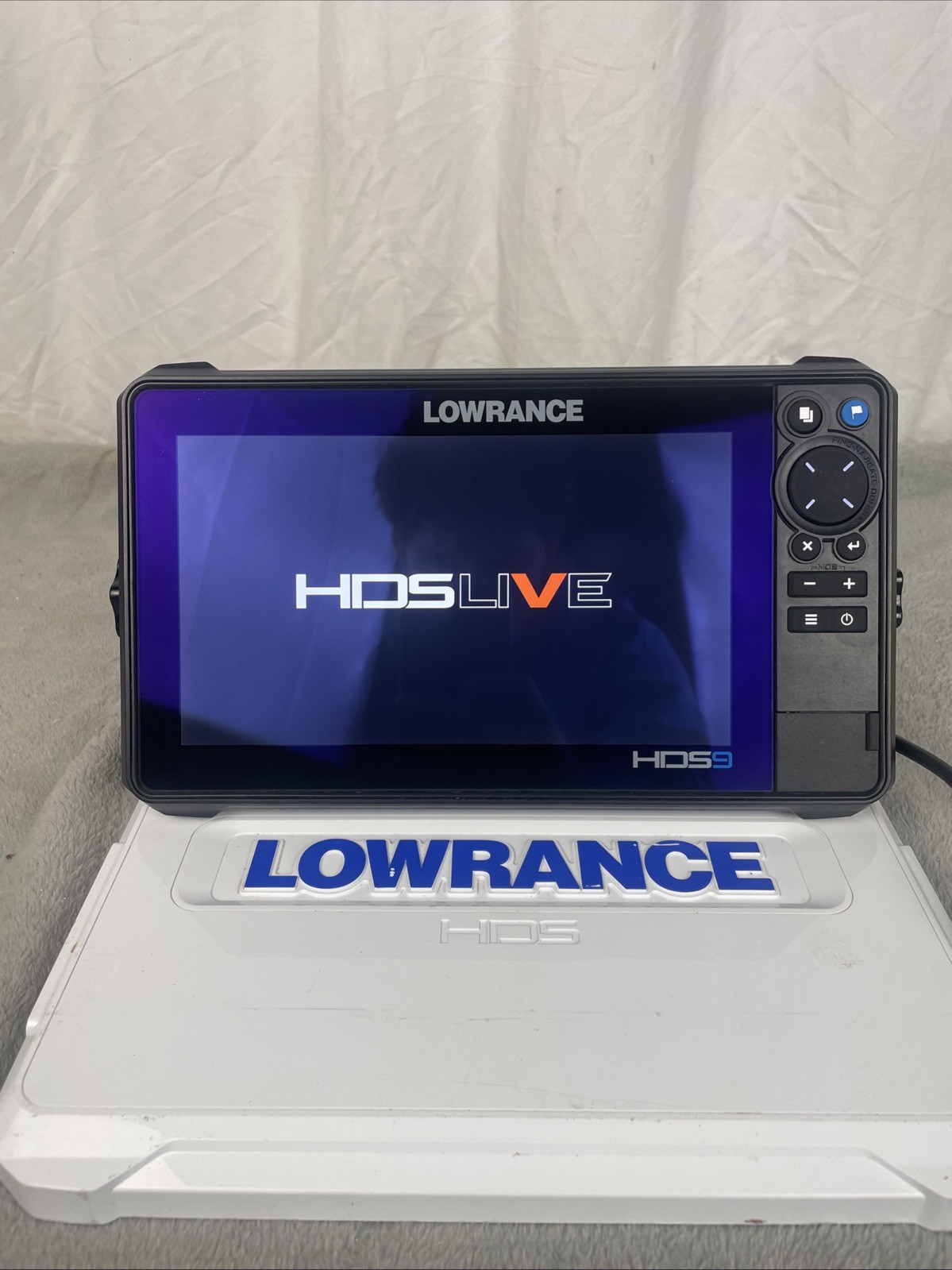Lowrance HDS 9 Live Fishfinder GPS Chartplotter Head Unit With Suncover Lowrance HDS 9 Live Fishfinder GPS Chartplotter Head Unit With Suncover