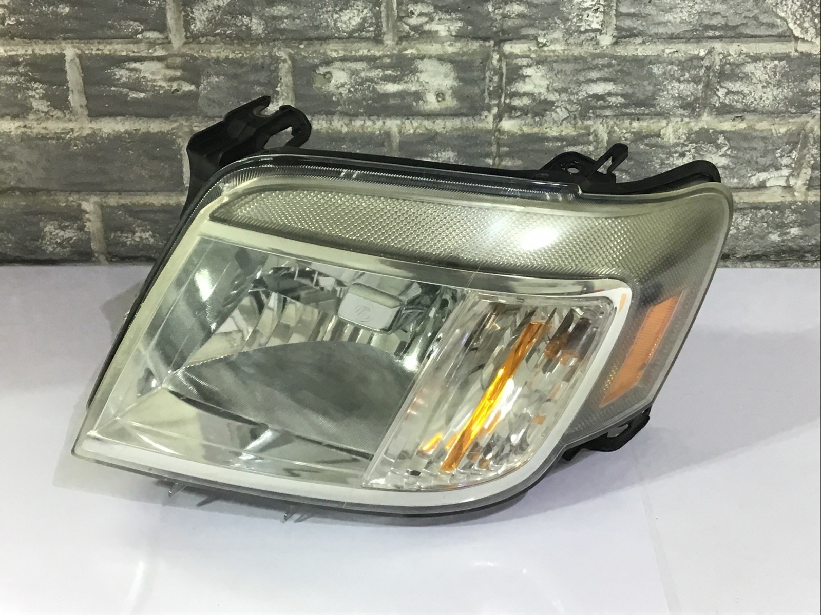 2008 2009 2010 2011 Mercury Mariner Headlight Left (driver Side) OEM, COMPLETE. 2008 2009 2010 2011 Mercury Mariner Headlight Left (driver Side) OEM, COMPLETE.