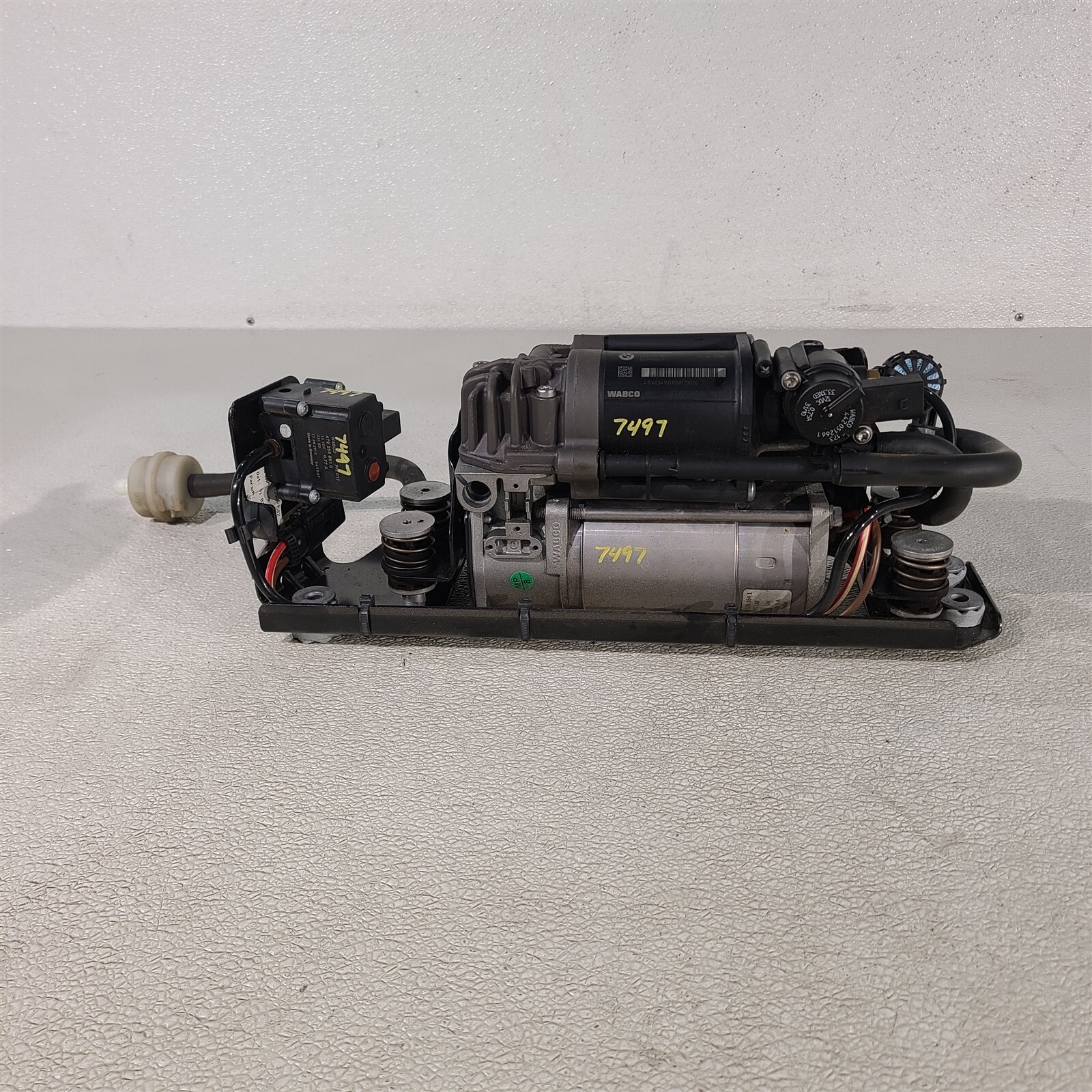09-17 BMW 740Li Air Suspension Compressor Pump Aa7497 09-17 BMW 740Li Air Suspension Compressor Pump Aa7497