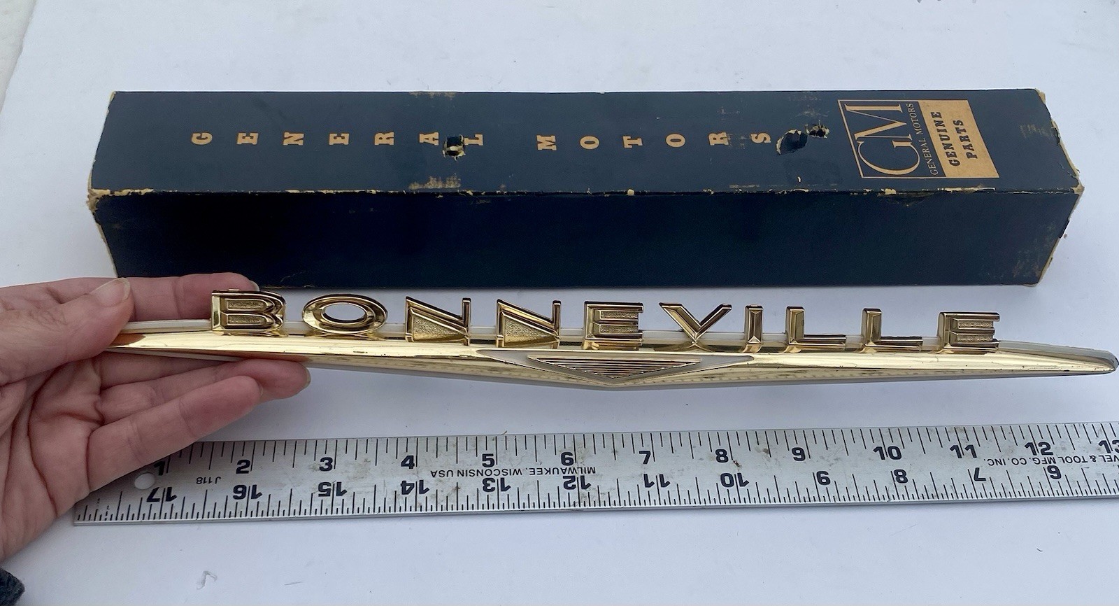 NOS 1962 Pontiac Bonneville Front Grill Emblem GM Part 541814 w/Original Box NOS 1962 Pontiac Bonneville Front Grill Emblem GM Part 541814 w/Original Box