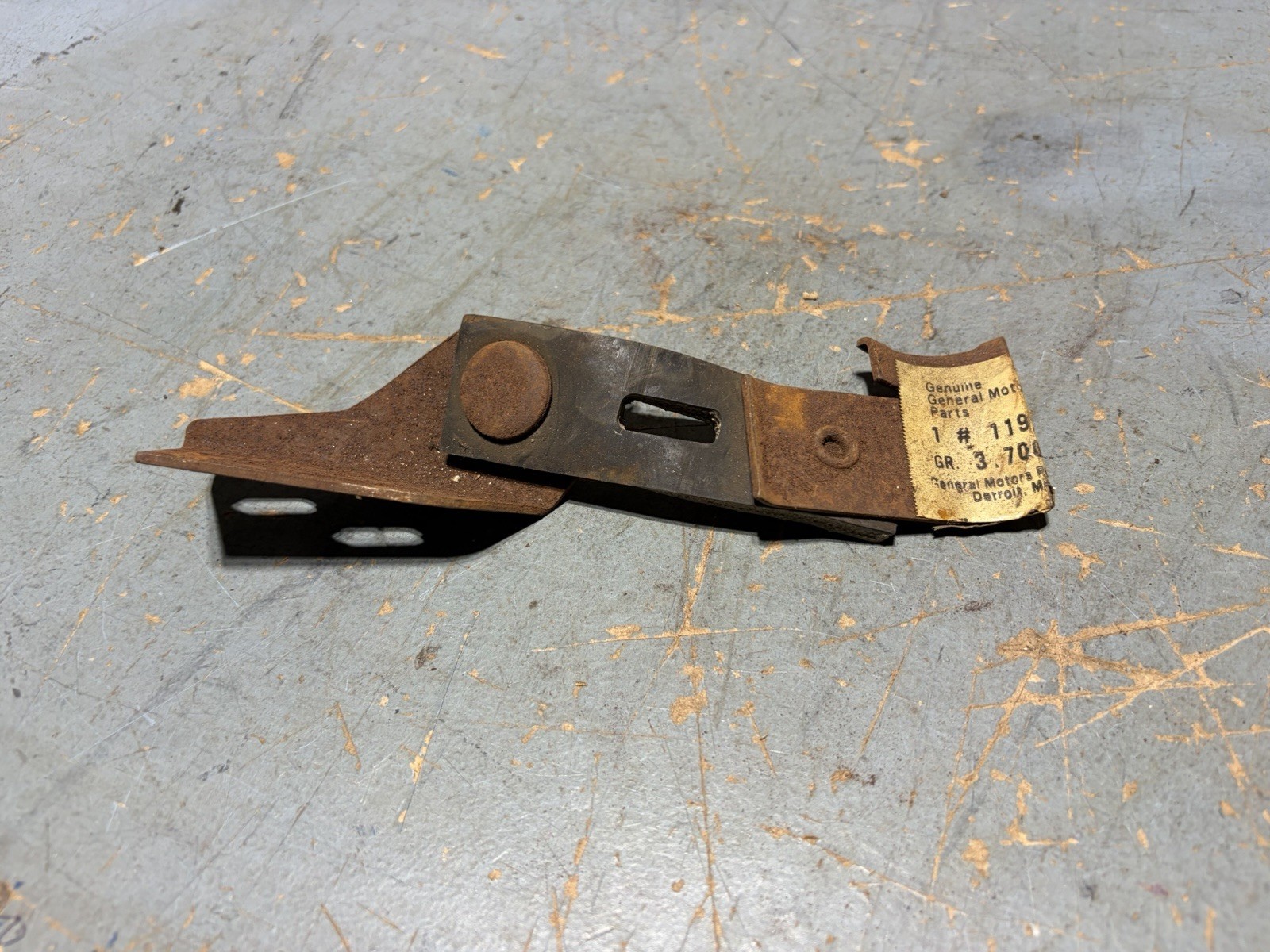 1960 BUICK SINGLE EXHAUST TAILPIPE HANGER NOS 1192565 1960 BUICK SINGLE EXHAUST TAILPIPE HANGER NOS 1192565