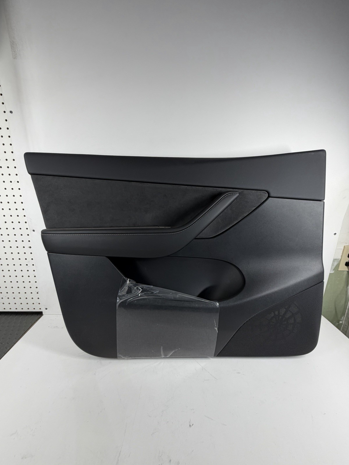 20-25 Tesla Model Y NEW OEM Front LH Door Trim Assembly LHD, Black 1497294-91-B
