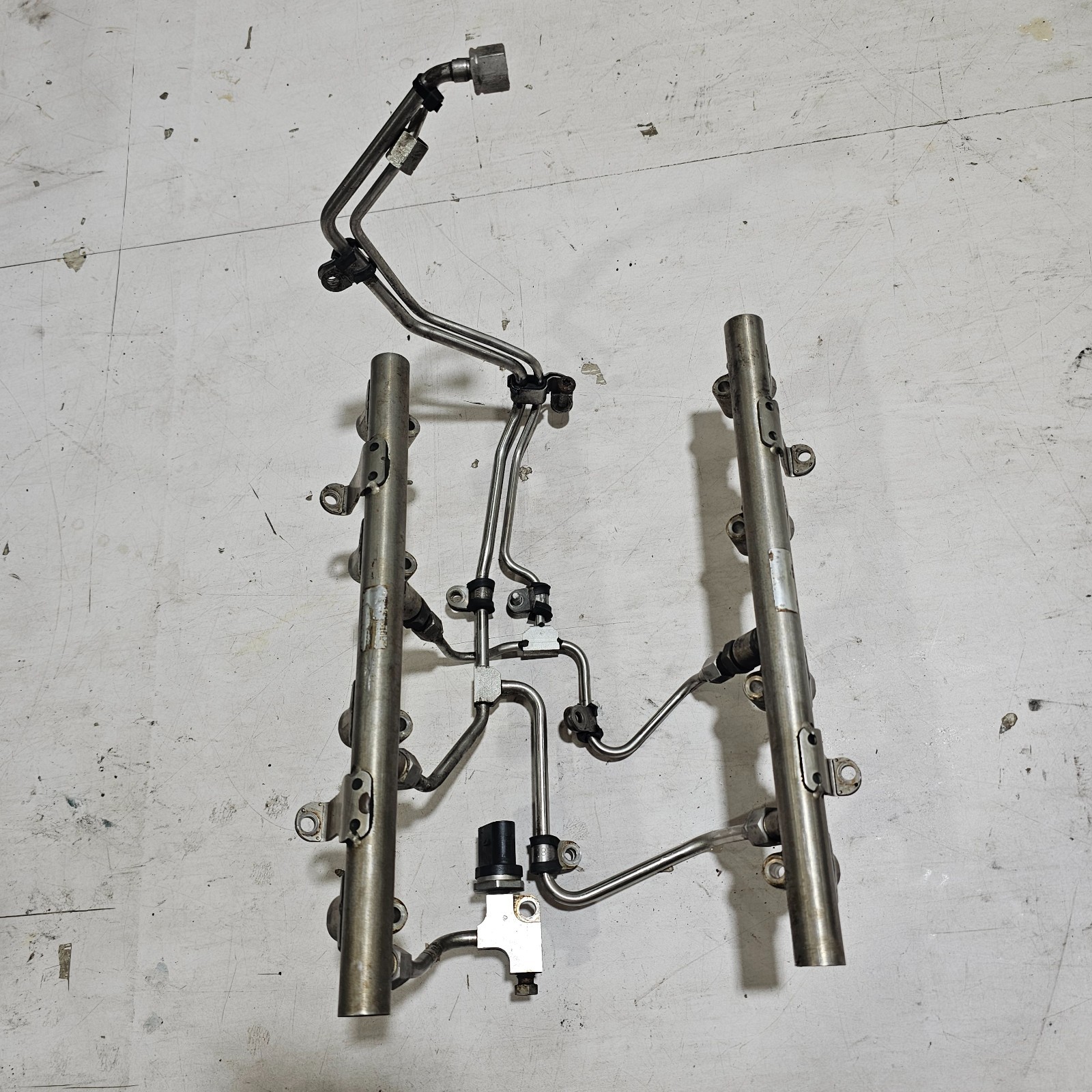 2007-2012 Audi S5 4.2L V8 Fuel Injector Rail Ramp SET w/ Lines & Distributor OEM 2007-2012 Audi S5 4.2L V8 Fuel Injector Rail Ramp SET w/ Lines & Distributor OEM