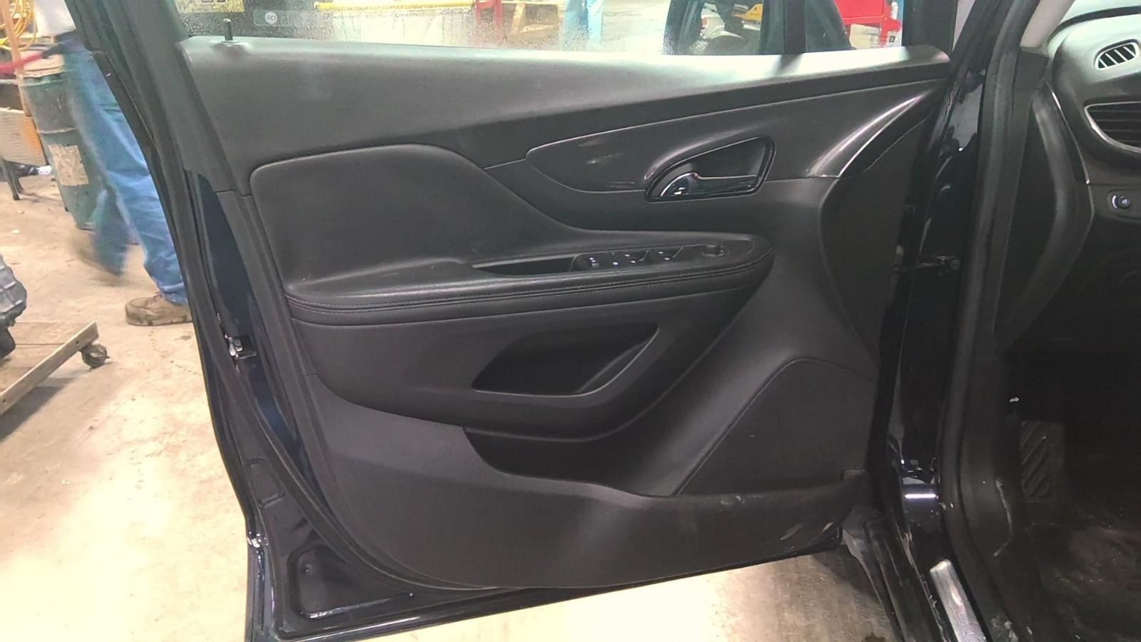 ENCORE    2021 Front Door Trim Panel 743302