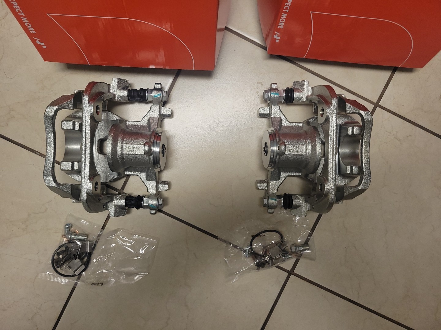 A-Premium Pair Rear Brake Calipers with Bracket for Toyota RAV4 2019-2024 Venza A-Premium Pair Rear Brake Calipers with Bracket for Toyota RAV4 2019-2024 Venza