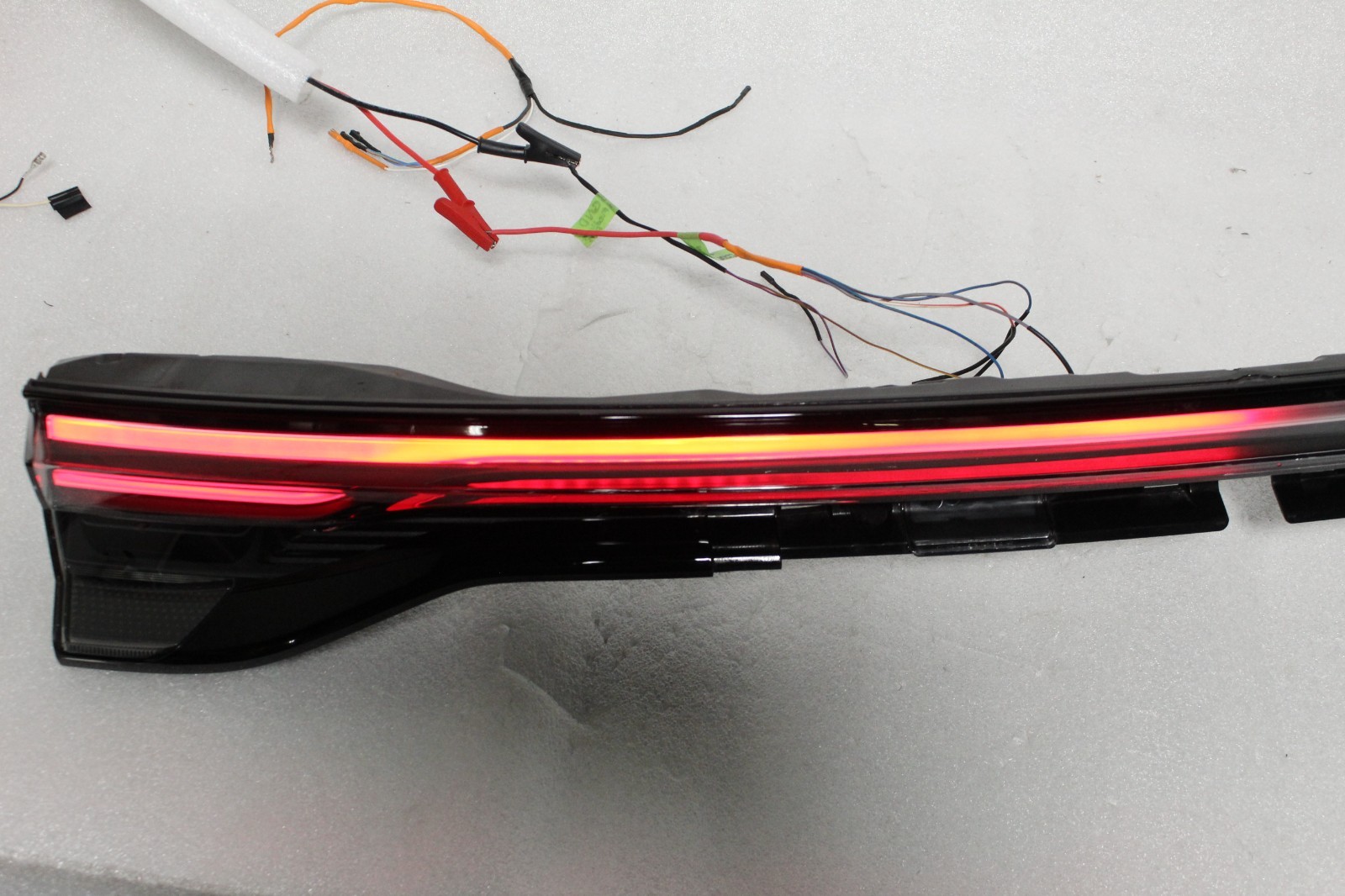 2022-2023 PORSCHE PANAMERA CENTER LIFTGATE TAILLIGHT Assembly 973.945.093.BC OEM