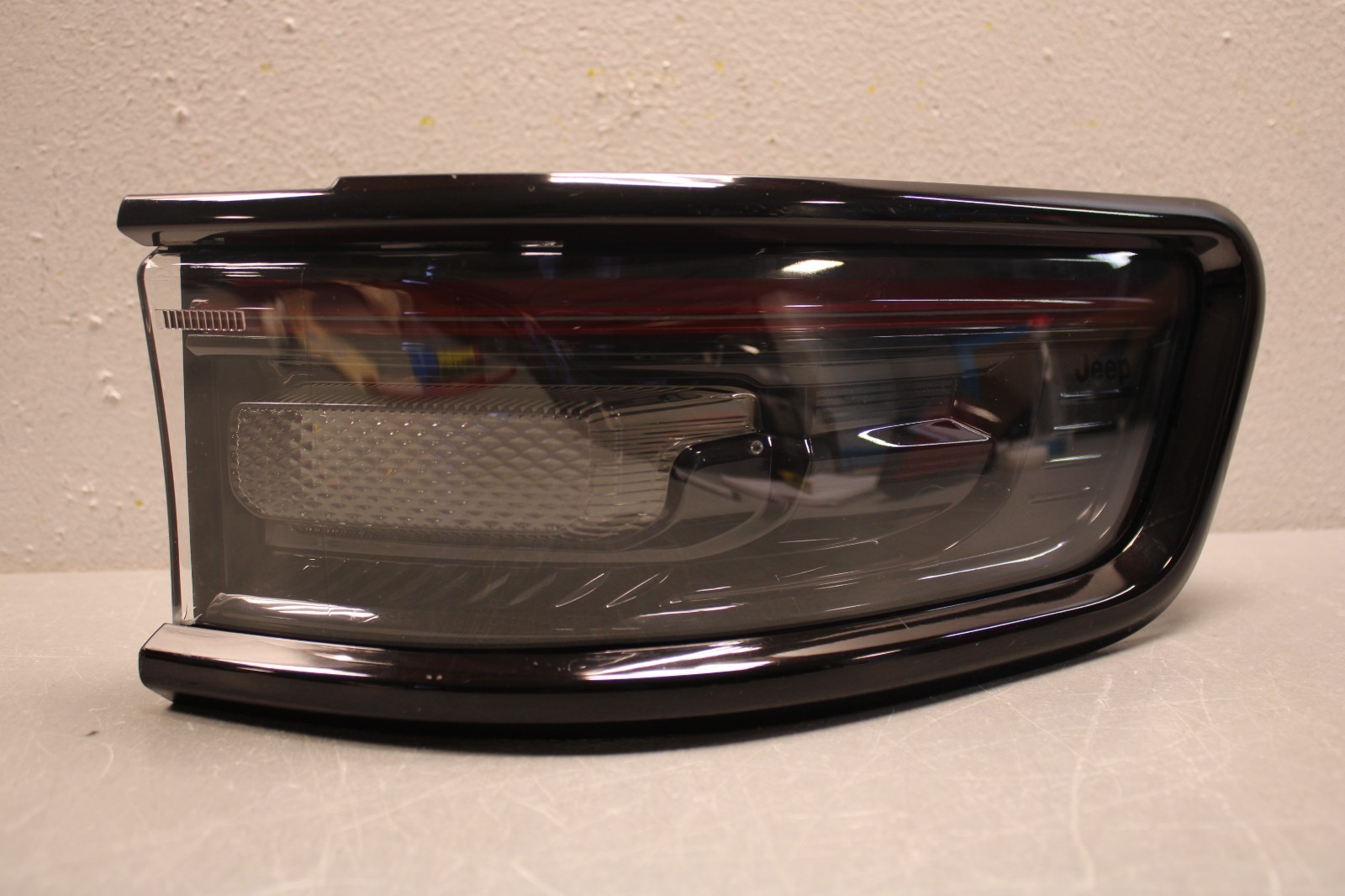 2022 2024 JEEP GRAND WAGONEER RIGHT SIDE TAIL LIGHT WITH LED OEM 2022 2024 JEEP GRAND WAGONEER RIGHT SIDE TAIL LIGHT WITH LED OEM
