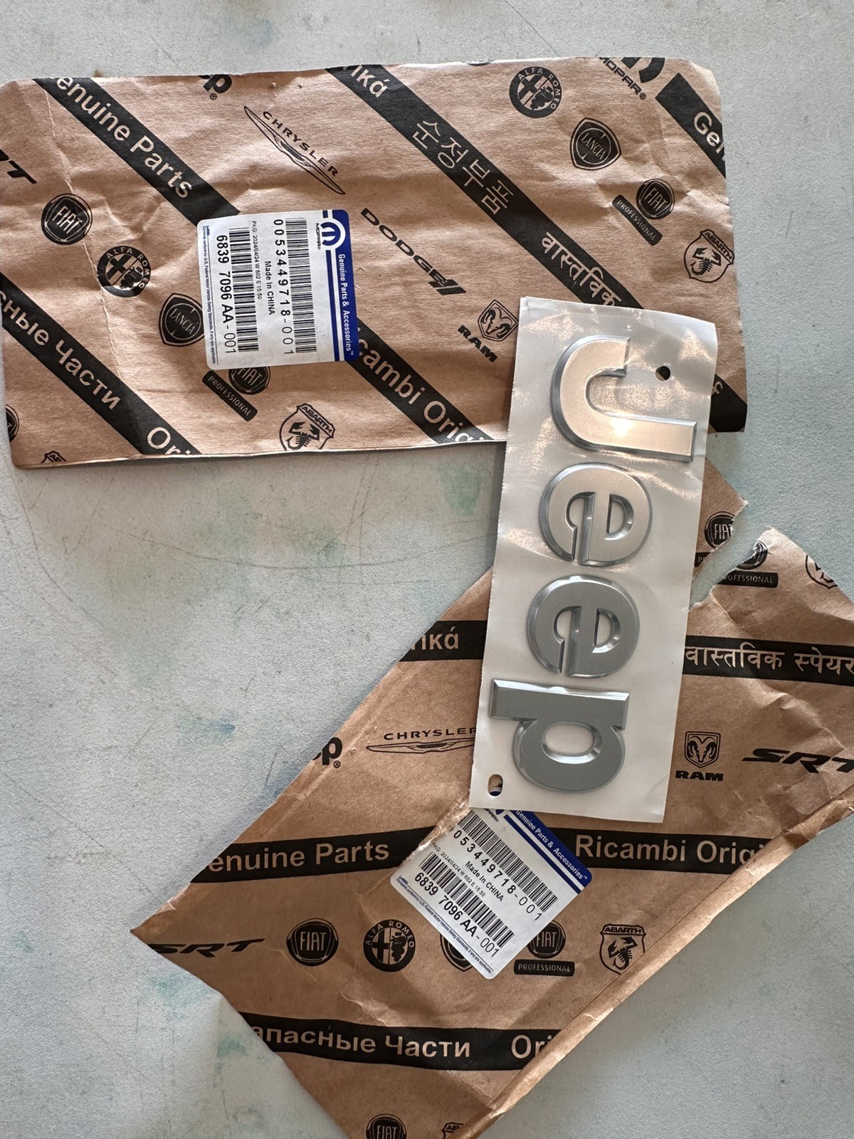 21-25 JEEP WRANGLER JL MOPAR “JEEP” FENDER EMBLEMS SILVER 68397096AA/68292513AB 21-25 JEEP WRANGLER JL MOPAR “JEEP” FENDER EMBLEMS SILVER 68397096AA/68292513AB