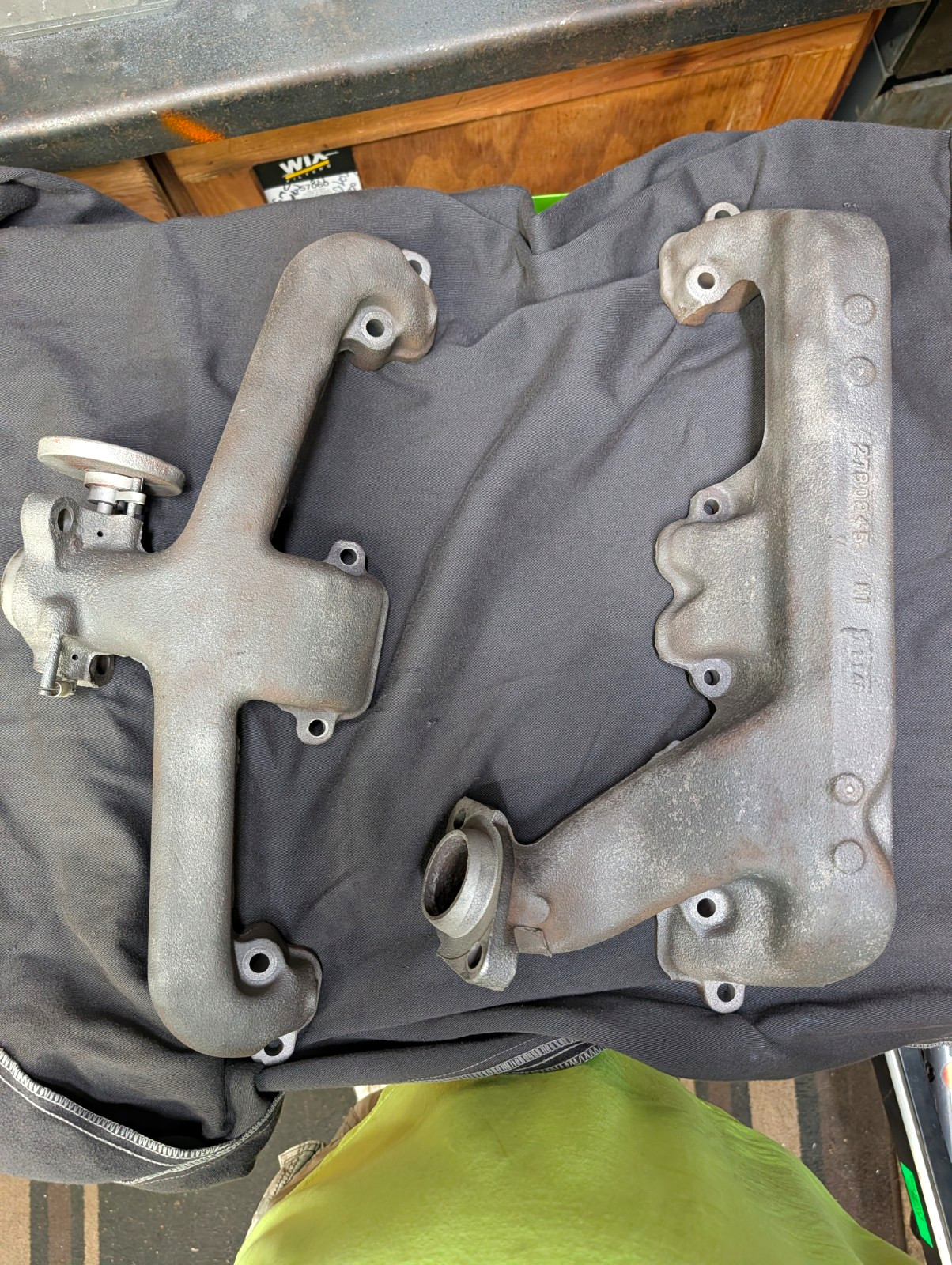 Mopar RH Exhaust Manifold 2843953 273 318 67-72 A B C Body Choke Moves OEM Mopar RH Exhaust Manifold 2843953 273 318 67-72 A B C Body Choke Moves OEM