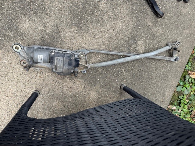 2003-2010 Porsche Cayenne S Front Wiper Motor & Transmission Linkage Assembly