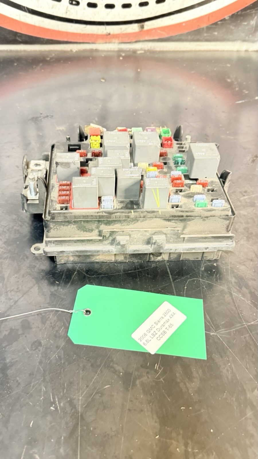 06 07 Chevrolet GMC SILVERADO SIERRA LBZ UNDERHOOD FUSE RELAY BOX 15823513