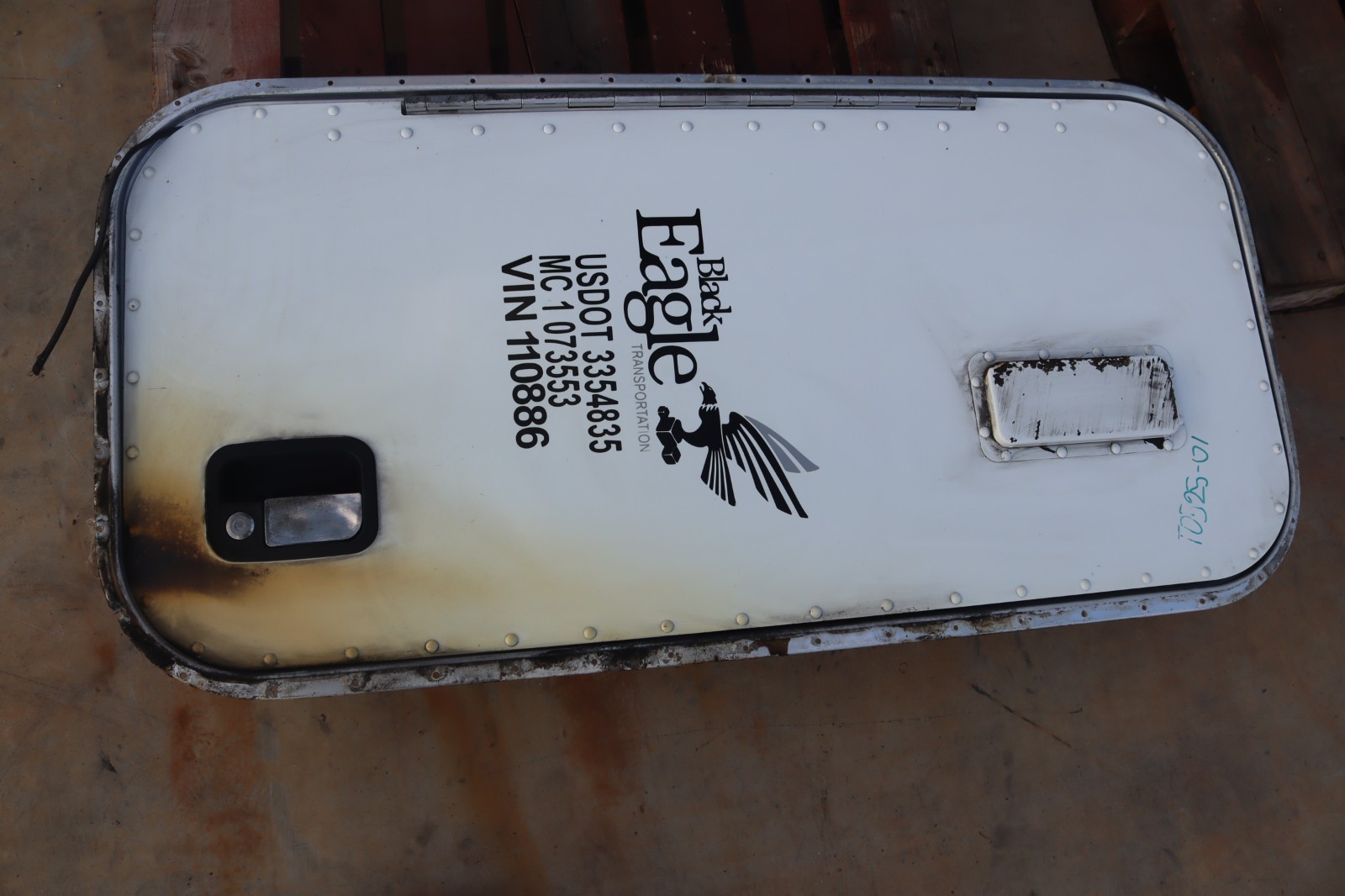 2006-2015 PETERBILT 386 REAR LEFT SIDE SLEEPER DOOR LID T25-6029-200 OEM 2006-2015 PETERBILT 386 REAR LEFT SIDE SLEEPER DOOR LID T25-6029-200 OEM